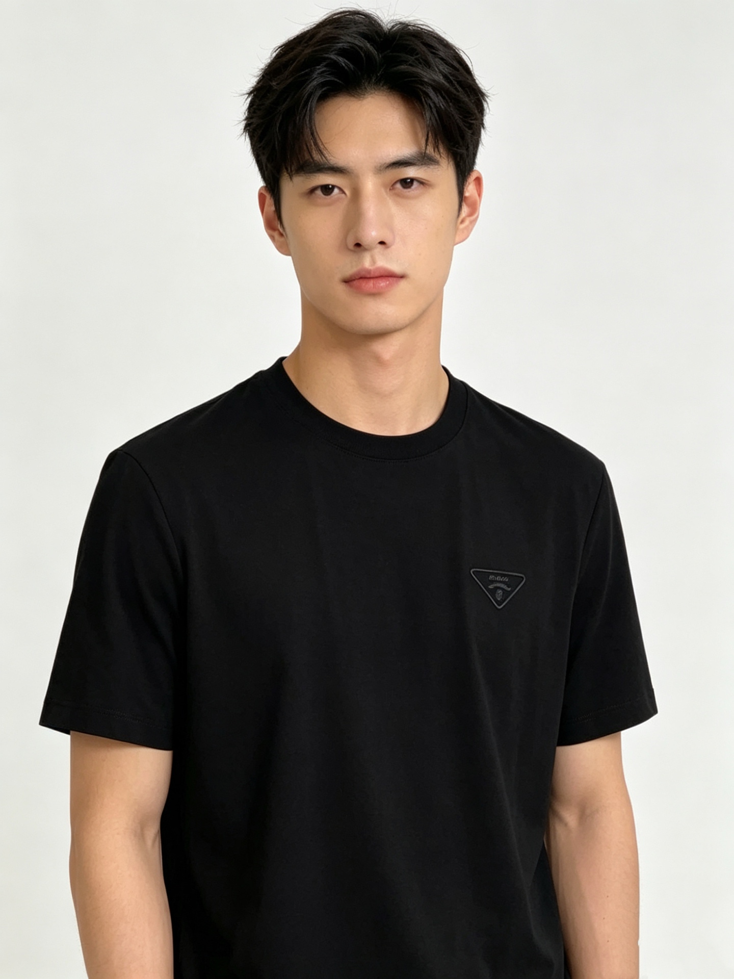 NO:845569,Prada, 2025 new season new spring and summer new printed logo short-sleeved T-shirt!  It uses high-end 80-count yarn of the noble PIMA cotton, mousse cotton fabric, and LYCRA new fiber interweaving and blending. It is finished with complex and advanced liquid ammonia mercerization. The fabric has a mousse-like skin-friendly and delicate touch, and is stiff and not easy to wrinkle, durable to wear and wash, and not easy to deform. It is a very high-end and advanced T-shirt fabric. A must-have for spring and summer!  Size M-4XL,,prada,prada,T-shirt,tees,t-shirt,19860909Prada普拉达、2025新季新款春夏新款印花logo短袖T恤！选用棉中贵族PIMA棉的高端80支纱线,慕斯棉面料,配合莱卡(LYCRA)新型纤维交织混纺.并经过复杂先进的液氨丝光整理.让面料拥有慕斯般的亲肤细腻触感,并且具有挺括不易皱, 耐穿洗,不易变形等特性. 是一款非常高端先进的T恤面料.春夏季搭配的必备款！ 尺码M-4XL,,prada,prada,T-shirt,tees，t-shirt,,Men's clothing