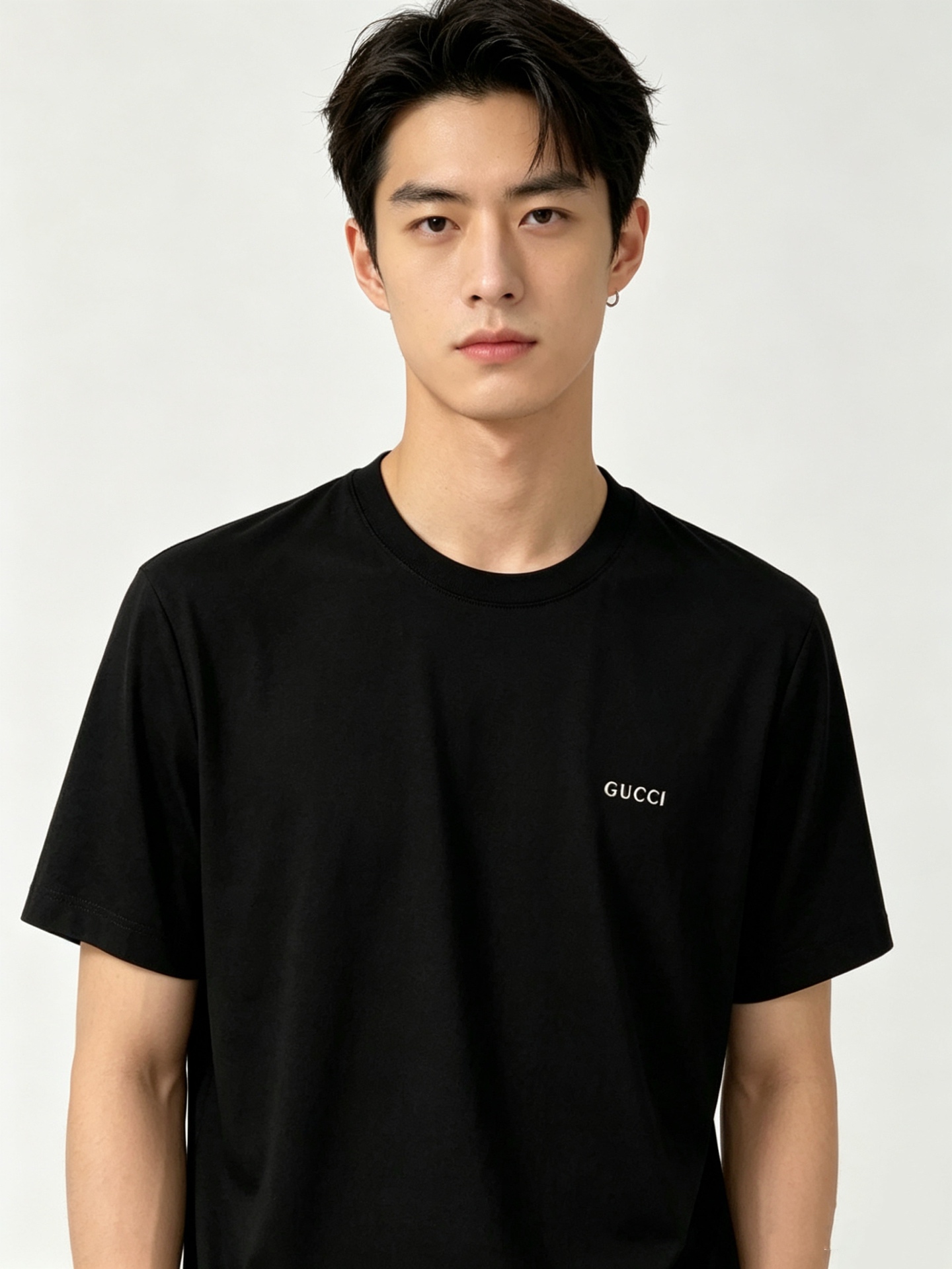 NO:845574,Gucci 2026 spring and summer new men's round neck short-sleeved T-shirt, high-end ready-to-wear European product series, a single product with great sense of design. Top-grade foreign merchants supply 100% horse cotton fabric. It is extremely comfortable and breathable, and has positive skin-friendly properties. It subverts the comfortable experience brought by traditional fabrics and works well.  The artistic accessories are exquisite. The brand pattern on the chest is uniquely designed and has a strong style. The original tailoring at the counter, with meticulous details to better highlight its quality, is a must-have for street fashionistas. Sizes M-3XL, gucci, T-shirt, tees, t-shirt,19860909Gucci古奇2026年春夏新款男士圆领短袖T恤,高端成衣欧货系列,极具设计感的一款单品,顶级外商客供百分百匹马棉面料,上手极微舒适透气,亲肤性积极,颠覆传统面料所带来的舒适体验,工艺辅料考究.胸前品牌图案以独特设计,风格性极强.专柜原版剪裁,一丝不苟细节处理更佳彰显其品质,街头时尚达人必入.尺码M-3XL,,gucci,T-shirt,tees，t-shirt,,Men's clothing