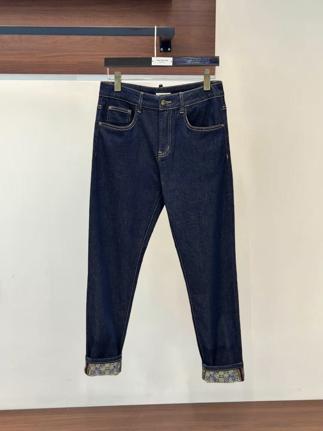 NO:932218,#tu Gucci Gucci high-end customization, 26ss spring and summer thin jeans, sold simultaneously at the counter, imported solid-color fabrics, original customized replicas, customer-supplied hardware accessories, original order quality, heavy-duty washing, fine workmanship, and excellent upper body!  Preferred single product, original product, code number 29-38, yes 35, no 37,, gucci, jeans,19860909#tu Gucci古奇高端定制,26ss春夏薄款牛仔裤 柜台同步发售,进口固色面料 原版定制复刻 客供五金辅料 原单品质 重工洗水 做工走线精细 上身绝佳！优选单品 原单出品 码数29-38有35无37,,gucci,jeans,,Men's clothing