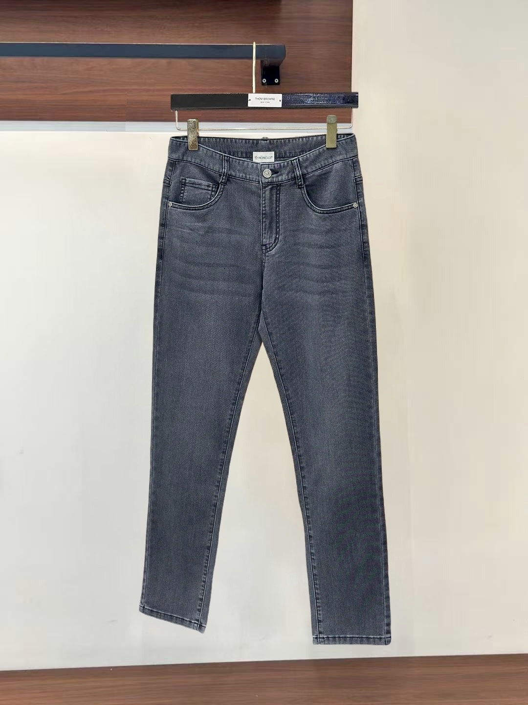 NO:932214,#tu Moncler high-end customization for the mouth, 26ss spring and summer thin jeans, sold simultaneously at the counter, imported solid color fabrics, original customized replicas, customer-supplied hardware accessories, original order quality, heavy washing, fine workmanship and fine wiring, the upper body is excellent!  Preferred single product, original product, code number 29-38, yes 35, no 37, Moncler, jeans,19860909#tu Moncler蒙口高端定制,26ss春夏薄款牛仔裤 柜台同步发售,进口固色面料 原版定制复刻 客供五金辅料 原单品质 重工洗水 做工走线精细 上身绝佳！优选单品 原单出品 码数29-38有35无37,,Moncler,jeans,,Men's clothing