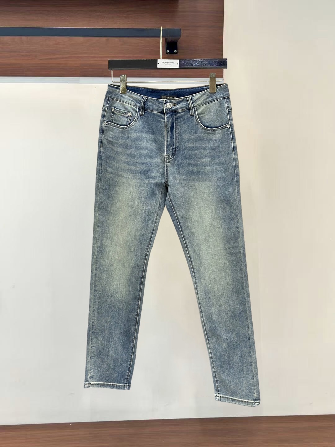 NO:932208,#tu Versace Versace high-end customization, 26ss spring and summer thin jeans, sold simultaneously at the counter, imported solid-color fabrics, original customized replicas, customer-supplied hardware accessories, original order quality, heavy-duty washing, fine workmanship, and excellent upper body!  Preferred single product, original product, code number 29-38, yes 35, no 37,,versace,versace,jeans,19860909#tu Versace范思哲高端定制,26ss春夏薄款牛仔裤 柜台同步发售,进口固色面料 原版定制复刻 客供五金辅料 原单品质 重工洗水 做工走线精细 上身绝佳！优选单品 原单出品 码数29-38有35无37,,versace,versace,jeans,,Men's clothing