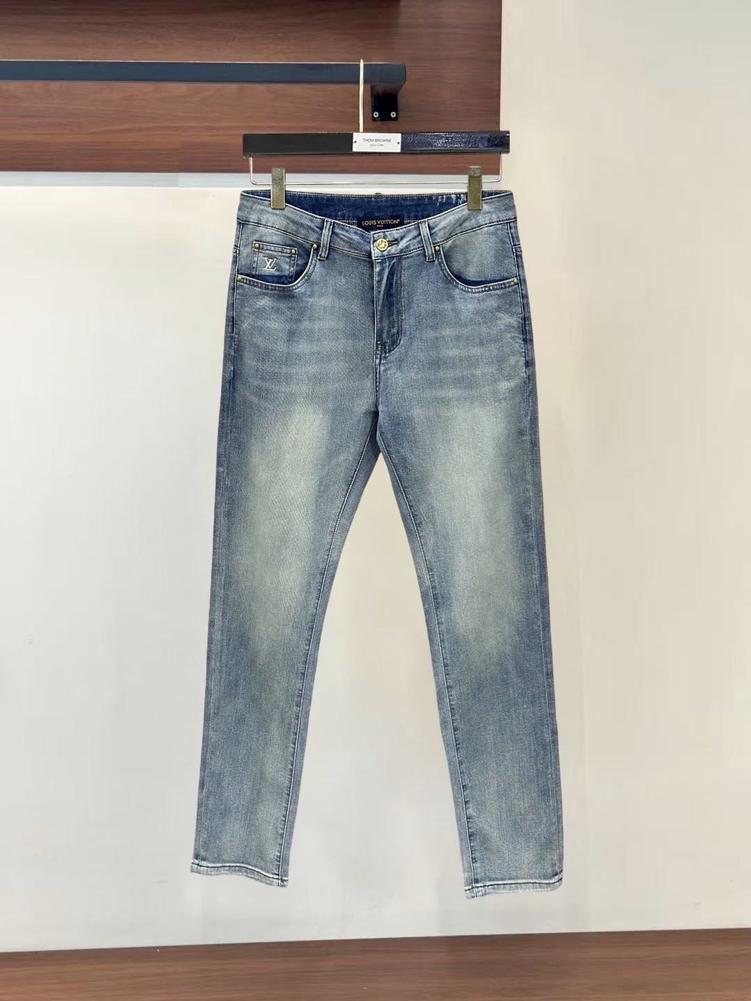 NO:932201,#tu Lujia high-end customization, 26ss spring and summer thin jeans, sold simultaneously at the counter, imported solid-color fabrics, original customized replicas, customer-supplied hardware accessories, original order quality, heavy-duty washing, fine workmanship and fine wiring, excellent upper body!  Preferred single product, original product, code number 29-38, yes 35, no 37,,louis vuitton,louis vuitton,jeans,19860909#tu 驴家高端定制,26ss春夏薄款牛仔裤 柜台同步发售,进口固色面料 原版定制复刻 客供五金辅料 原单品质 重工洗水 做工走线精细 上身绝佳！优选单品 原单出品 码数29-38有35无37,,louis vuitton,louis vuitton,jeans,,Men's clothing