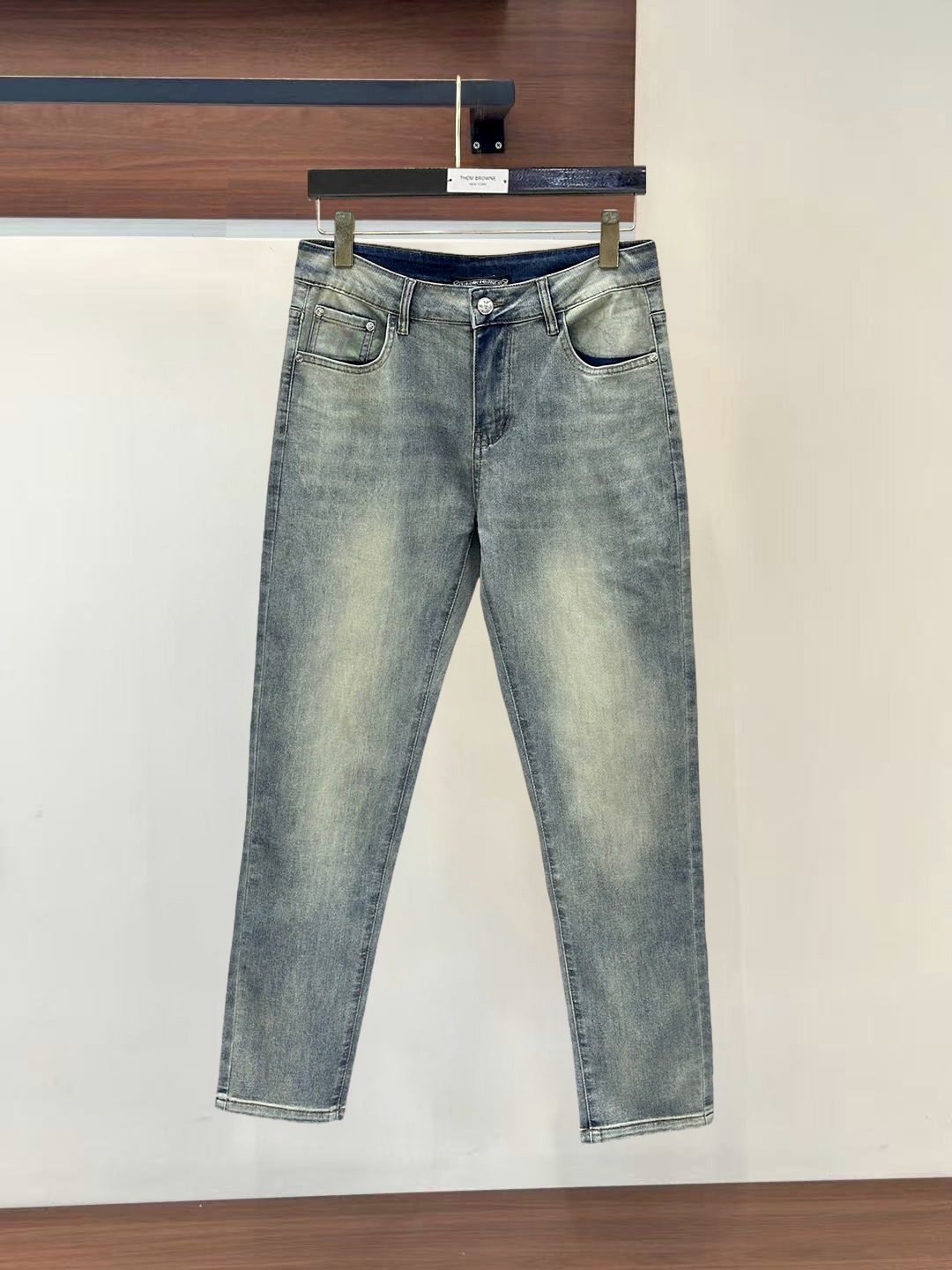 NO:932194,#tu ch*Kroxin high-end customization, 26ss spring and summer thin jeans, sold simultaneously at the counter, imported solid-color fabrics, original customized replicas, customer-supplied hardware accessories, original order quality, heavy-duty washing, fine workmanship, and excellent upper body!  Preferred single product, original product, code number 29-38, yes 35, no 37, chrome hearts, jeans,19860909#tu ch*克罗心高端定制,26ss春夏薄款牛仔裤 柜台同步发售,进口固色面料 原版定制复刻 客供五金辅料 原单品质 重工洗水 做工走线精细 上身绝佳！优选单品 原单出品 码数29-38有35无37,,chrome hearts,jeans,,Men's clothing