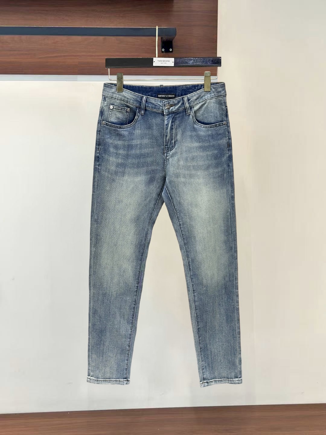 NO:932187,#tu Armani Armani high-end customization, 26ss spring and summer thin jeans, sold simultaneously at the counter, imported solid-color fabrics, original customized replicas, customer-supplied hardware accessories, original order quality, heavy-duty washing, fine workmanship, and excellent upper body!  Preferred single product, original product, code number 29-38, yes 35, no 37,,armani,armani,jeans,19860909#tu Armani阿玛尼高端定制,26ss春夏薄款牛仔裤 柜台同步发售,进口固色面料 原版定制复刻 客供五金辅料 原单品质 重工洗水 做工走线精细 上身绝佳！优选单品 原单出品 码数29-38有35无37,,armani,armani,jeans,,Men's clothing