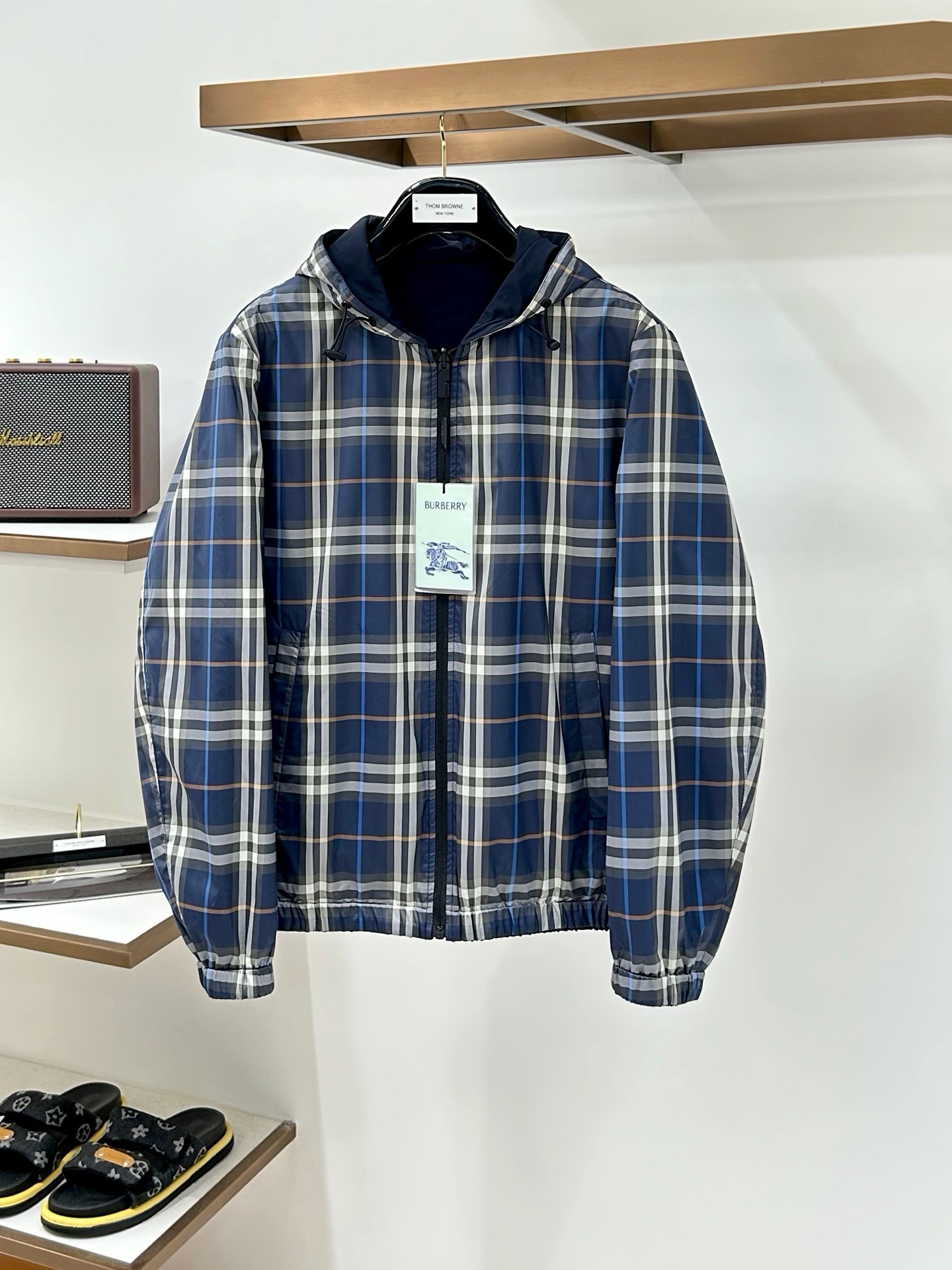 BBR巴宝莉 26FW 经典格纹双面拉链外套 BURBERRY巴宝莉双面格纹连帽外套 采用定制定染的格子面料制作,高级感 BBR巴宝莉 26FW 经典格纹双面拉链外套 BURBERRY巴宝莉双面格纹连帽外套 采用定制定染的格子面料制作,高级感
