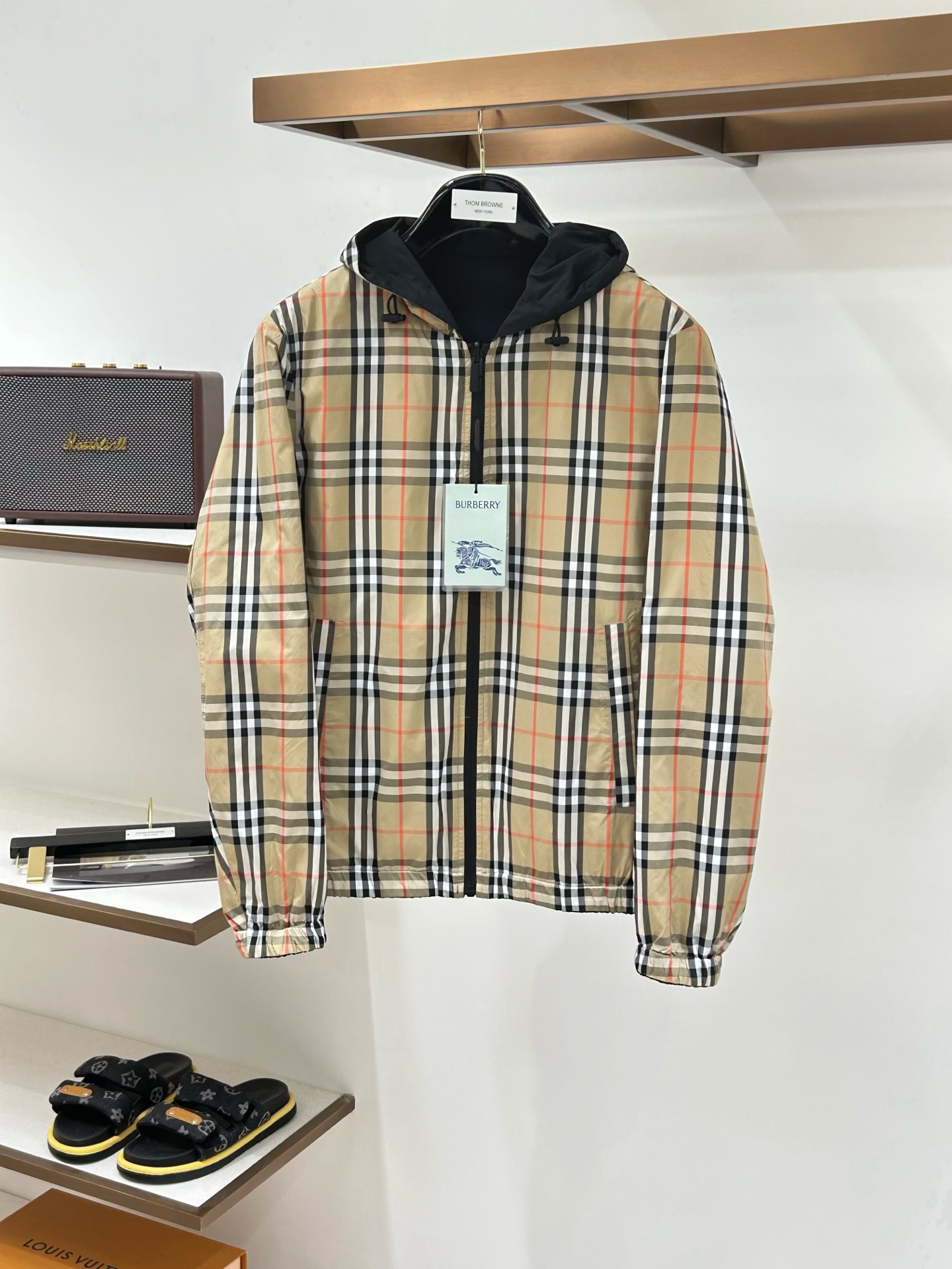 BBR巴宝莉 26FW 经典格纹双面拉链外套 BURBERRY巴宝莉双面格纹连帽外套 采用定制定染的格子面料制作,高级感 BBR巴宝莉 26FW 经典格纹双面拉链外套 BURBERRY巴宝莉双面格纹连帽外套 采用定制定染的格子面料制作,高级感