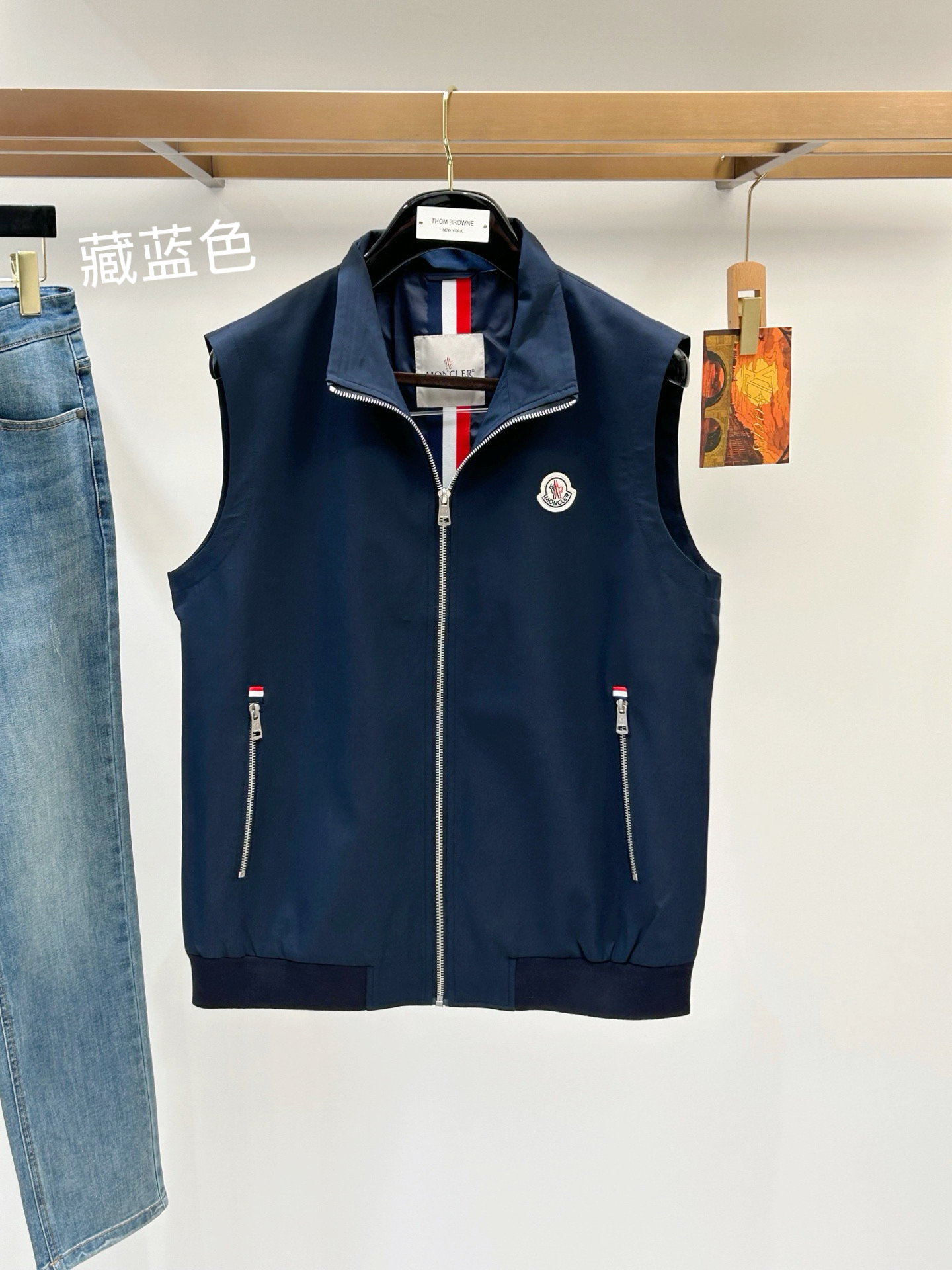 Moncler蒙口、2026新品夹克马甲外套，时尚帅气，简约百搭款，胸前精致刺绣字母logo，定制原版面料，不仅挺括，保