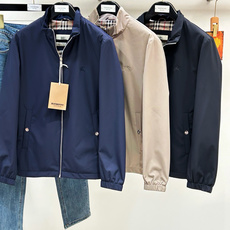 Burberry巴宝莉奢华气质秋冬季力献夹克外套 2026秋冬季新款夹克。 立体绣线徽标,全五金配饰经典战马徽标,敬献意 Burberry巴宝莉奢华气质秋冬季力献夹克外套 2026秋冬季新款夹克。 立体绣线徽标,全五金配饰经典战马徽标,敬献意