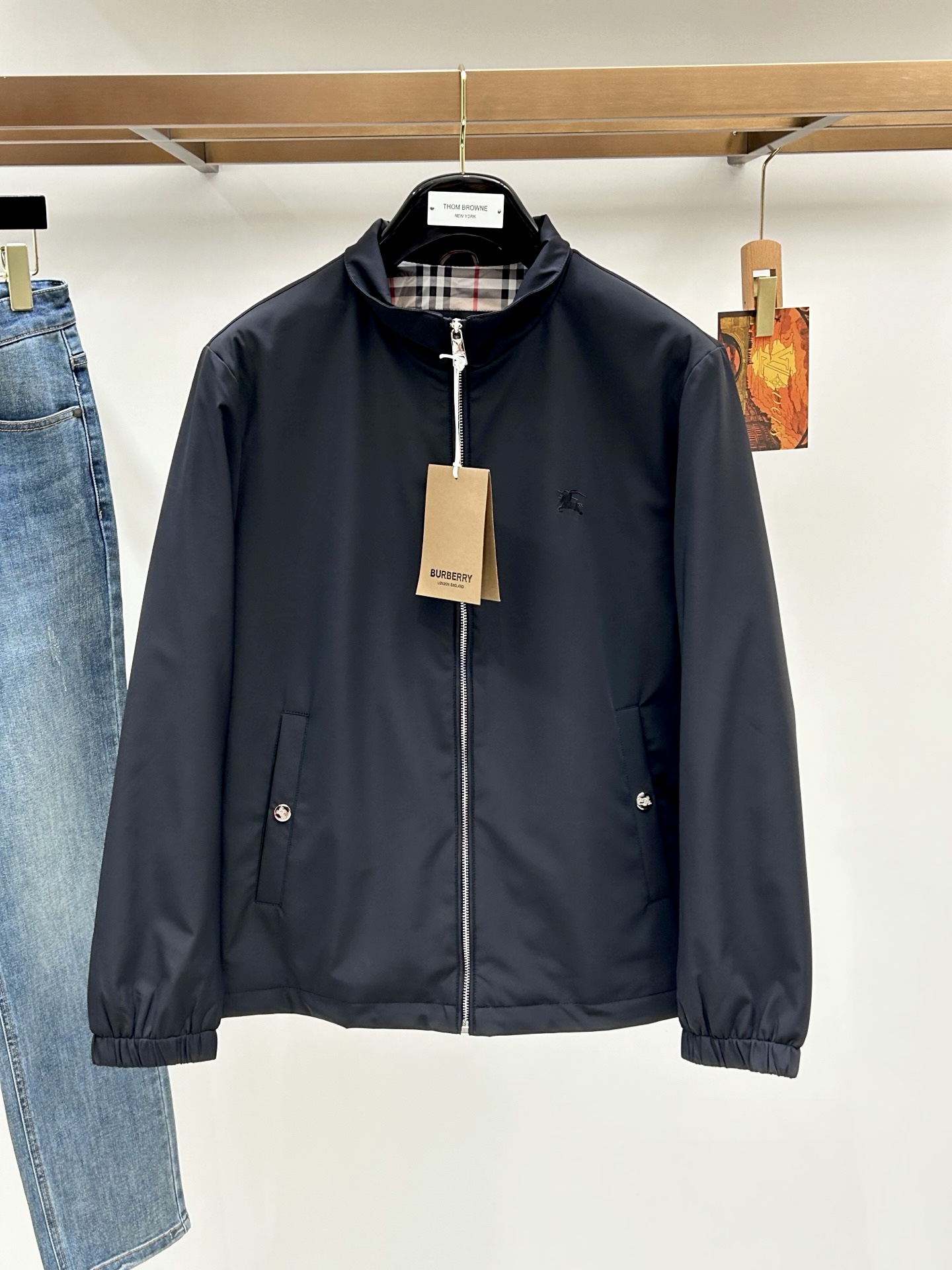 Burberry巴宝莉奢华气质秋冬季力献夹克外套 2026秋冬季新款夹克。 立体绣线徽标，全五金配饰经典战马徽标，敬献意