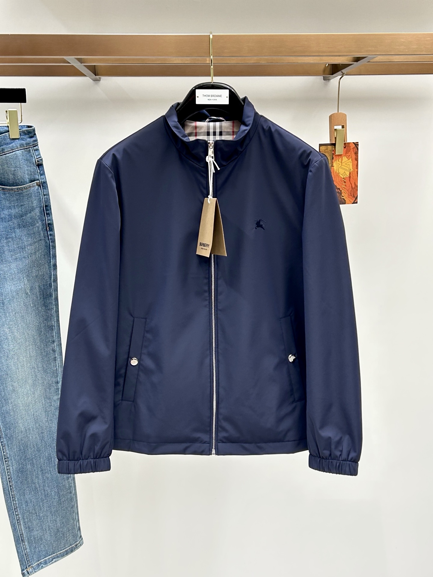 Burberry巴宝莉奢华气质秋冬季力献夹克外套 2026秋冬季新款夹克。 立体绣线徽标，全五金配饰经典战马徽标，敬献意