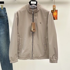 Burberry巴宝莉奢华气质秋冬季力献夹克外套 2026秋冬季新款夹克。 立体绣线徽标,全五金配饰经典战马徽标,敬献意 Burberry巴宝莉奢华气质秋冬季力献夹克外套 2026秋冬季新款夹克。 立体绣线徽标,全五金配饰经典战马徽标,敬献意
