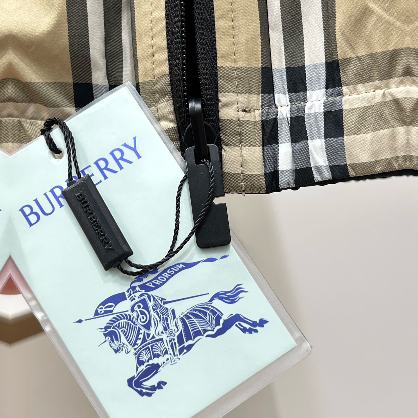 BBR巴宝莉 26FW 经典格纹双面拉链外套 BURBERRY巴宝莉双面格纹连帽外套 采用定制定染的格子面料制作,高级感 BBR巴宝莉 26FW 经典格纹双面拉链外套 BURBERRY巴宝莉双面格纹连帽外套 采用定制定染的格子面料制作,高级感