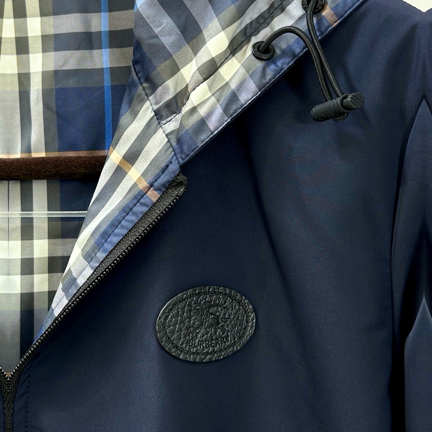 BBR巴宝莉 26FW 经典格纹双面拉链外套 BURBERRY巴宝莉双面格纹连帽外套 采用定制定染的格子面料制作,高级感 BBR巴宝莉 26FW 经典格纹双面拉链外套 BURBERRY巴宝莉双面格纹连帽外套 采用定制定染的格子面料制作,高级感