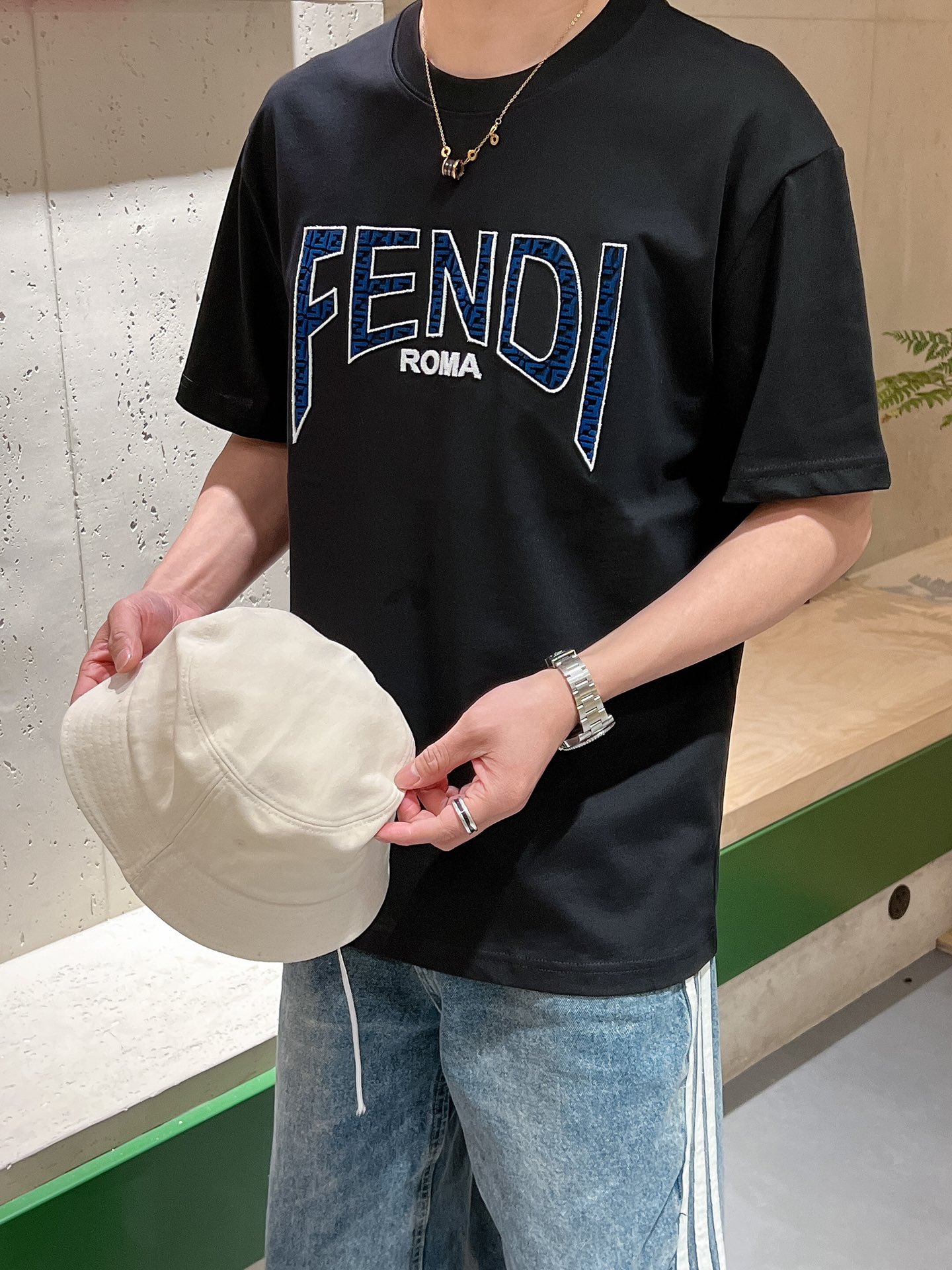 芬迪夏季新款FENDI渐变牙刷刺绣字母短袖丝光棉宽松T恤这款T恤融合了火焰渐变的设计元素展现了品牌独特的