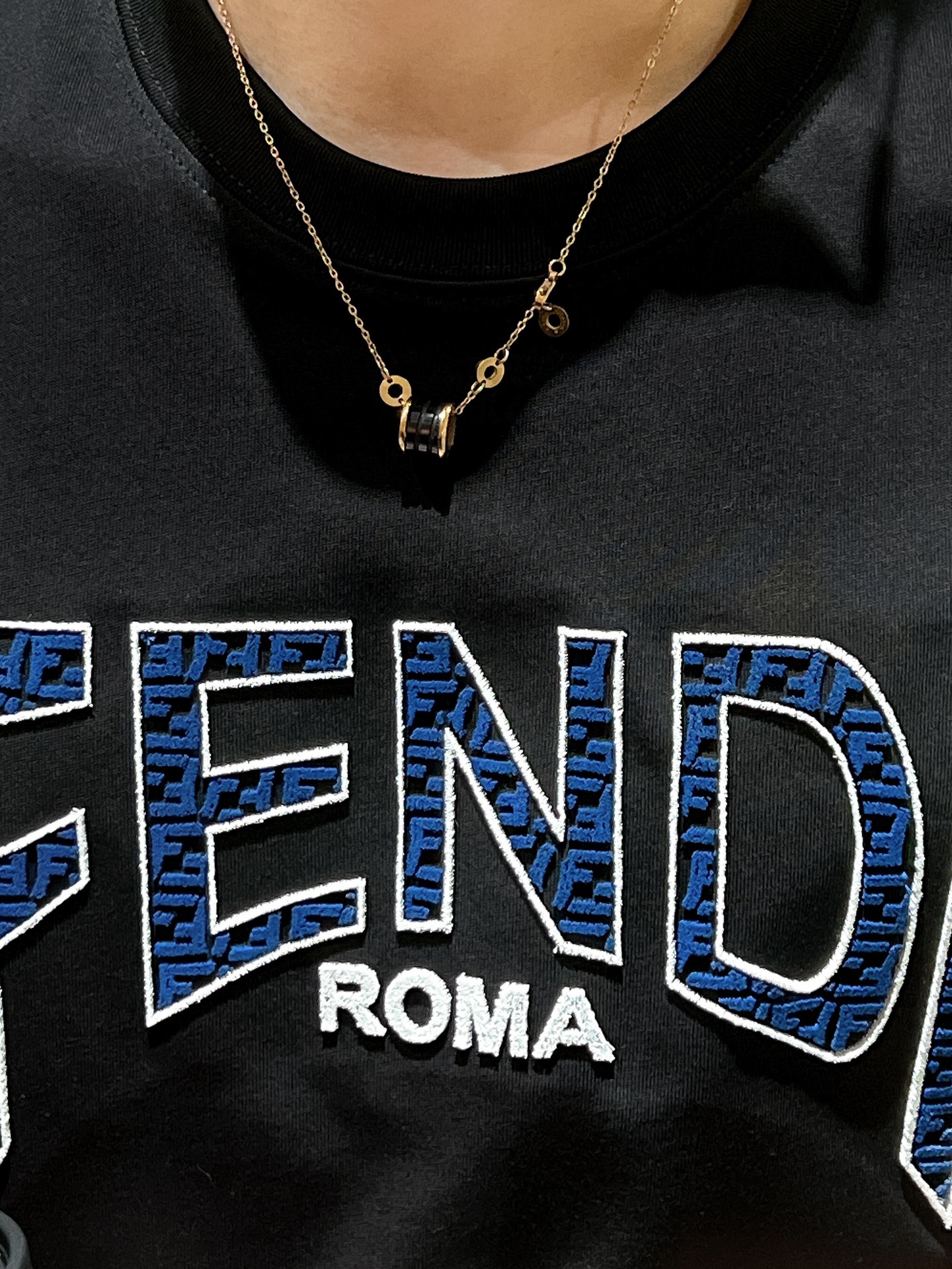 芬迪夏季新款FENDI渐变牙刷刺绣字母短袖丝光棉宽松T恤这款T恤融合了火焰渐变的设计元素展现了品牌独特的