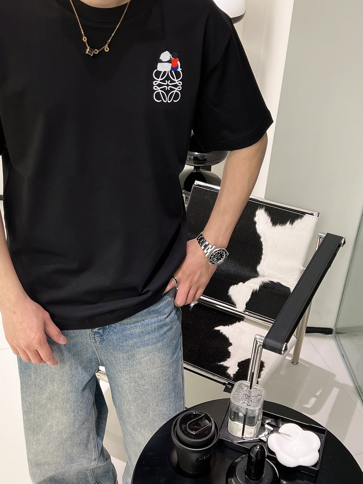 罗意威/春夏新款熊猫人物标识刺绣logo简约丝光棉圆领短袖T恤男女款这款T恤采用了经典的圆领设计搭配上柔