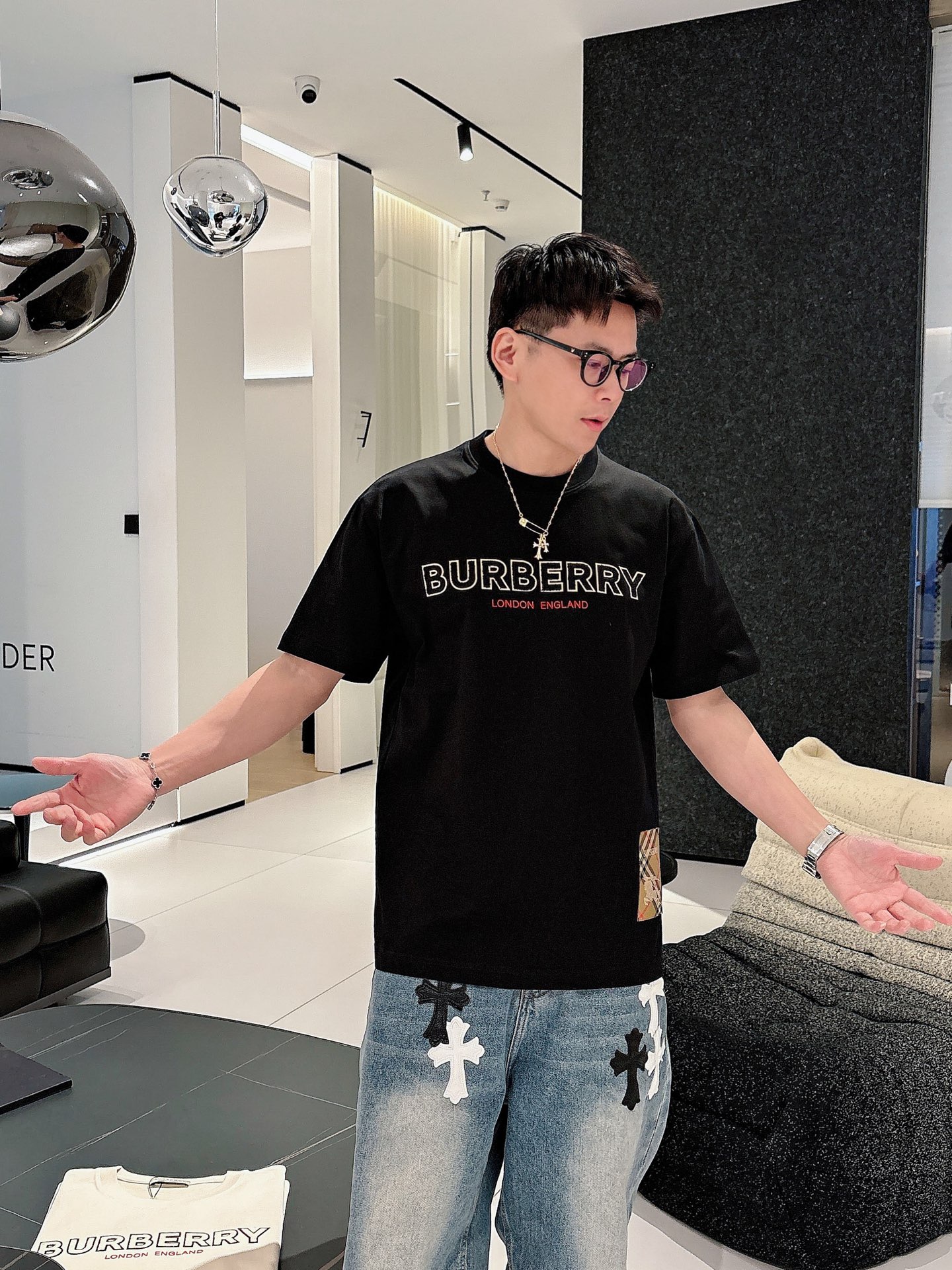 NO:133638,B home 25ss spring and summer new short-sleeved T-shirt Laik logo, simple and fashionable. Loose and casual round neck, comfortable and easy to wear. It uses 260 grams of pure cotton fabric, excellent quality. This spring and summer must be arranged!  Black color, beige code number XS-L, T-shirt, alexander wang19860909B家25ss春夏新款短袖 T 恤来咯标识logo ,简约又时尚.宽松休闲的圆领,舒适好穿.采用 260 克重纯棉面料,品质超赞.这个春夏,必须安排上！ 颜色黑、米白 码数XS-L,,T-shirt,alexander wang,Men's clothing