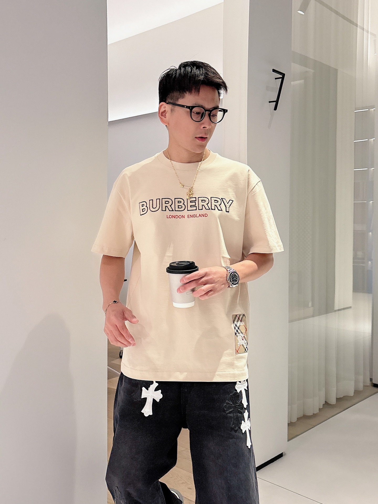 NO:133640,B home 25ss spring and summer new short-sleeved T-shirt comes with logo logo!  Simple and fashionable. Loose and casual round neck, comfortable and easy to wear. It uses 260 grams of pure cotton fabric, excellent quality. This spring and summer must be arranged!  Black color, beige code number XS-L, T-shirt, alexander wang19860909B家25ss春夏新款短袖 T 恤来咯标识logo！简约又时尚.宽松休闲的圆领,舒适好穿.采用 260 克重纯棉面料,品质超赞.这个春夏,必须安排上！ 颜色黑、米白 码数XS-L,,T-shirt,alexander wang,Men's clothing