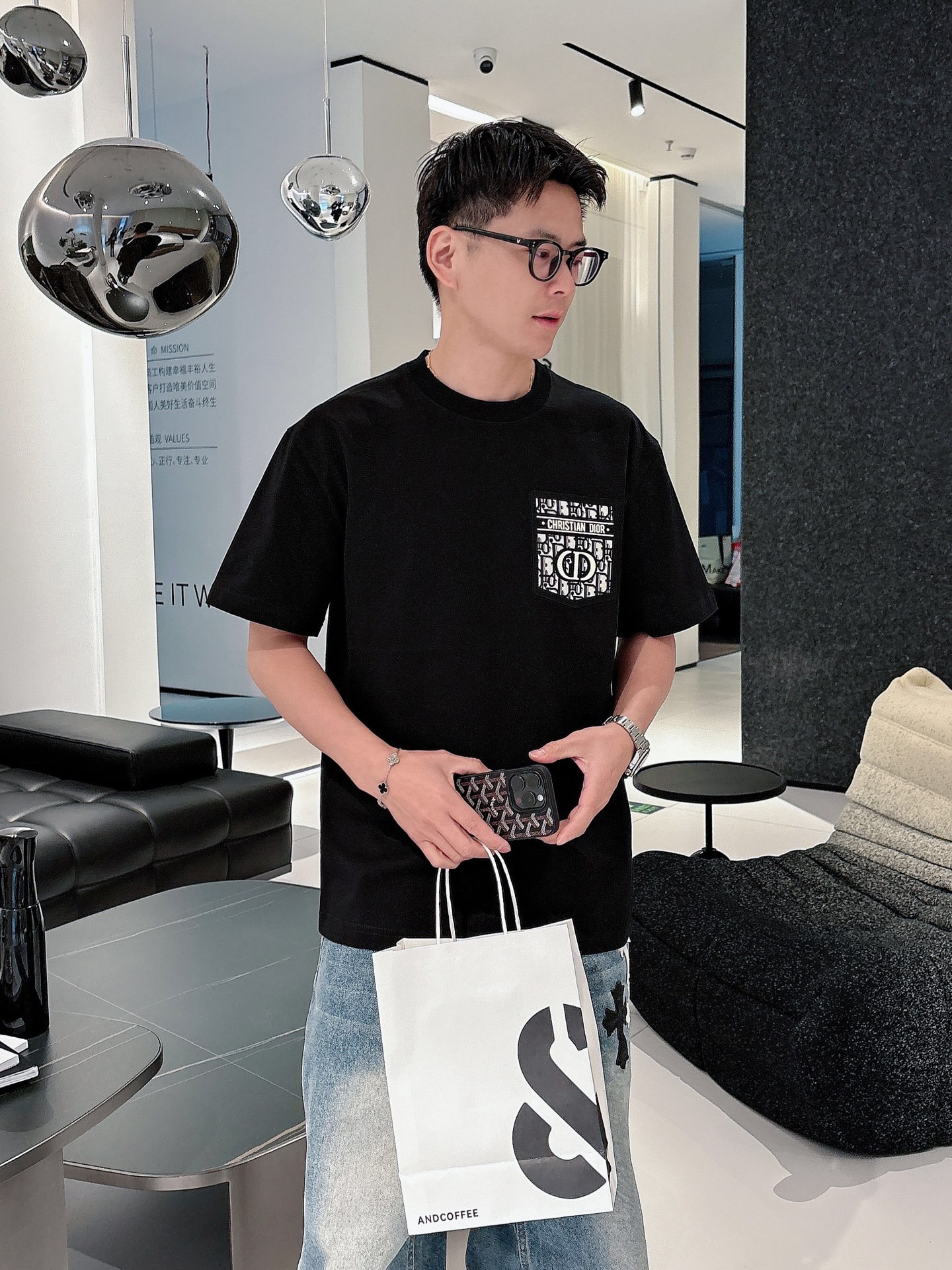 NO:133642,Dijia 25ss spring and summer new short-sleeved T-shirt comes to logo golo!  Simple and fashionable. Loose and casual round neck, comfortable and easy to wear. It uses 260 grams of pure cotton fabric, excellent quality. This spring and summer must be arranged!  Black and white color code XS-L, dior, T-shirt, alexander wang19860909迪家25ss春夏新款短袖 T 恤来咯标识golo！简约又时尚.宽松休闲的圆领,舒适好穿.采用 260 克重纯棉面料,品质超赞.这个春夏,必须安排上！ 颜色黑、米白 码数XS-L,,dior,T-shirt,alexander wang,Men's clothing