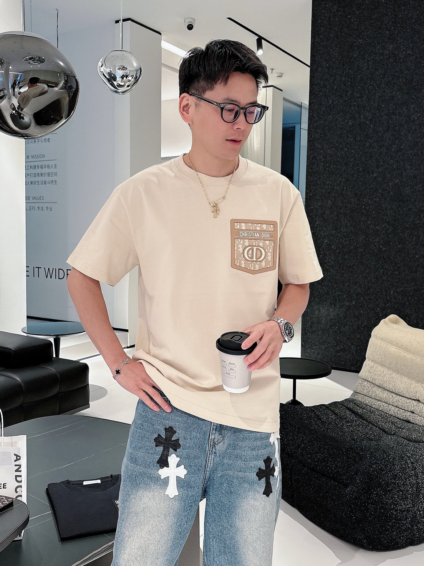 NO:135112,Dijia 25ss spring and summer new short-sleeved T-shirt comes to logo golo!  Simple and fashionable. Loose and casual round neck, comfortable and easy to wear. It uses 260 grams of pure cotton fabric, excellent quality. This spring and summer must be arranged!  Black and white color code XS-L, dior, T-shirt, alexander wang19860909迪家25ss春夏新款短袖 T 恤来咯标识golo！简约又时尚.宽松休闲的圆领,舒适好穿.采用 260 克重纯棉面料,品质超赞.这个春夏,必须安排上！ 颜色黑、米白 码数XS-L,,dior,T-shirt,alexander wang,Men's clothing