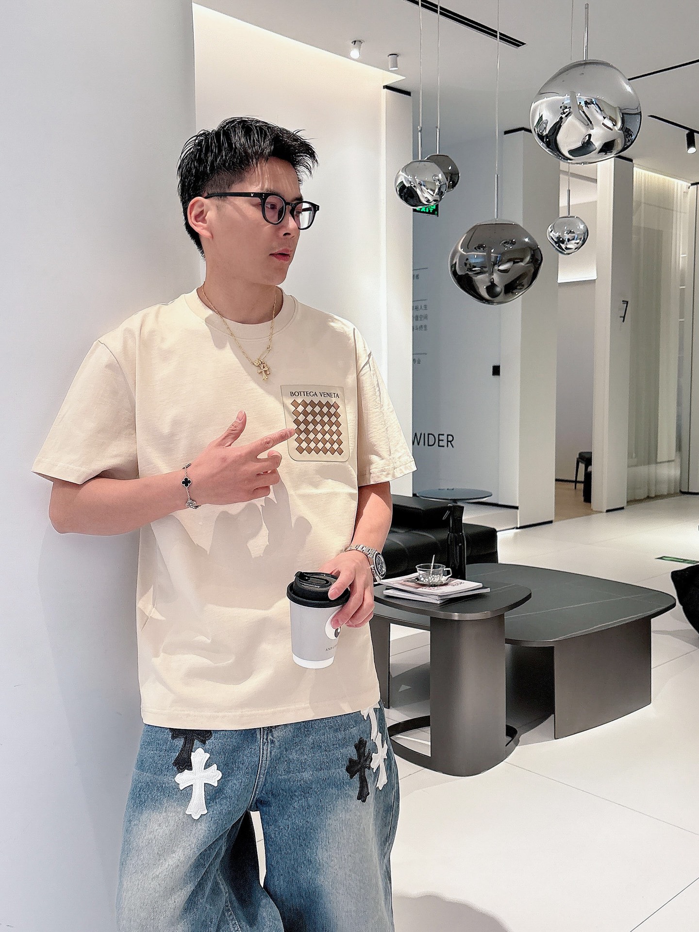 NO:133644,BV home 25ss spring and summer new short-sleeved T-shirt comes to logo golo!  Simple and fashionable. Loose and casual round neck, comfortable and easy to wear. It uses 260 grams of pure cotton fabric, excellent quality. This spring and summer must be arranged!  Black and white beige code number XS-L, bottega veneta, T-shirt, alexander wang19860909BV家25ss春夏新款短袖 T 恤来咯标识golo！简约又时尚.宽松休闲的圆领,舒适好穿.采用 260 克重纯棉面料,品质超赞.这个春夏,必须安排上！ 颜色黑、白 米白 码数XS-L,,bottega veneta,T-shirt,alexander wang,Men's clothing