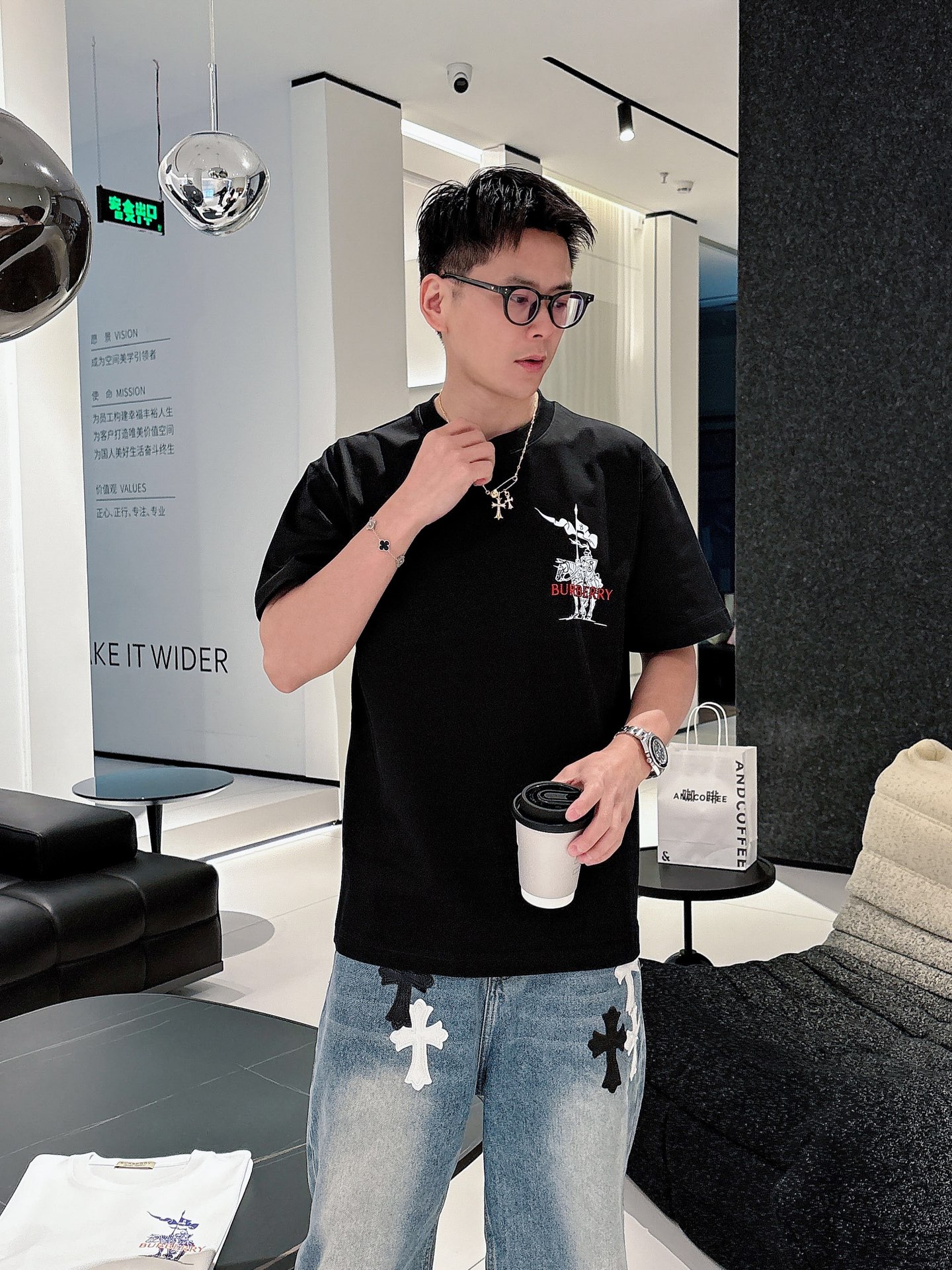 NO:120196,B home 25ss spring and summer new short-sleeved T-shirt comes with logo logo!  Simple and fashionable. Loose and casual round neck, comfortable and easy to wear. It uses 260 grams of pure cotton fabric, excellent quality. This spring and summer must be arranged!  Black and white beige code number XS-L, T-shirt, alexander wang19860909B家25ss春夏新款短袖 T 恤来咯标识logo！简约又时尚.宽松休闲的圆领,舒适好穿.采用 260 克重纯棉面料,品质超赞.这个春夏,必须安排上！ 颜色黑、白 米白 码数XS-L,,T-shirt,alexander wang,Men's clothing