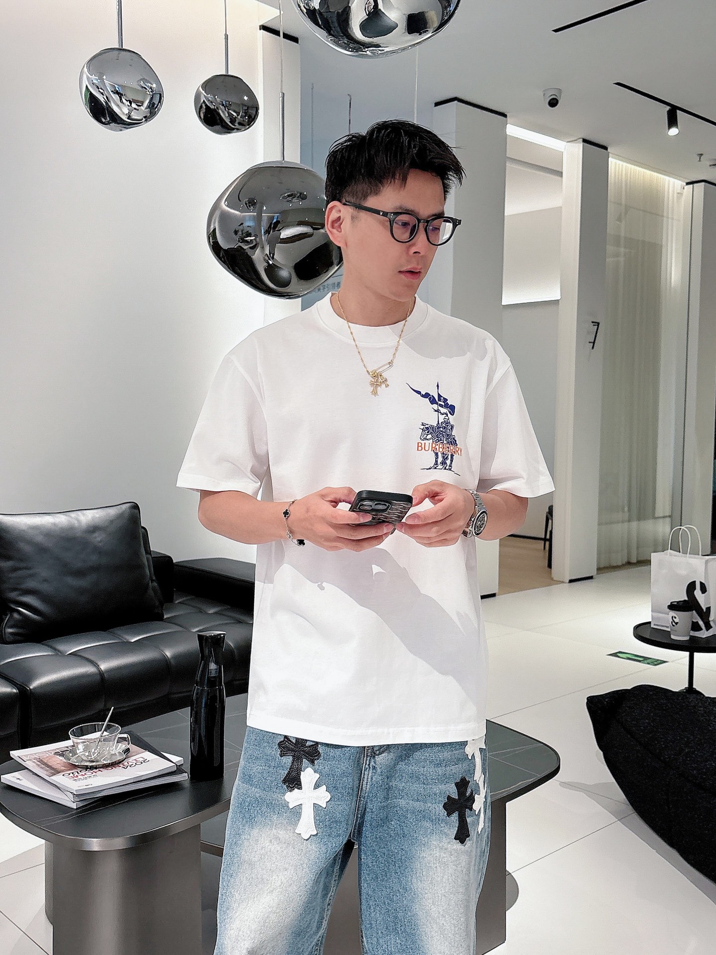 NO:120194,B home 25ss spring and summer new short-sleeved T-shirt Laik logo, simple and fashionable. Loose and casual round neck, comfortable and easy to wear. It uses 260 grams of pure cotton fabric, excellent quality. This spring and summer must be arranged!  Black and white beige code number XS-L, T-shirt, alexander wang19860909B家25ss春夏新款短袖 T 恤来咯标识logo,简约又时尚.宽松休闲的圆领,舒适好穿.采用 260 克重纯棉面料,品质超赞.这个春夏,必须安排上！ 颜色黑、白 米白 码数XS-L,,T-shirt,alexander wang,Men's clothing