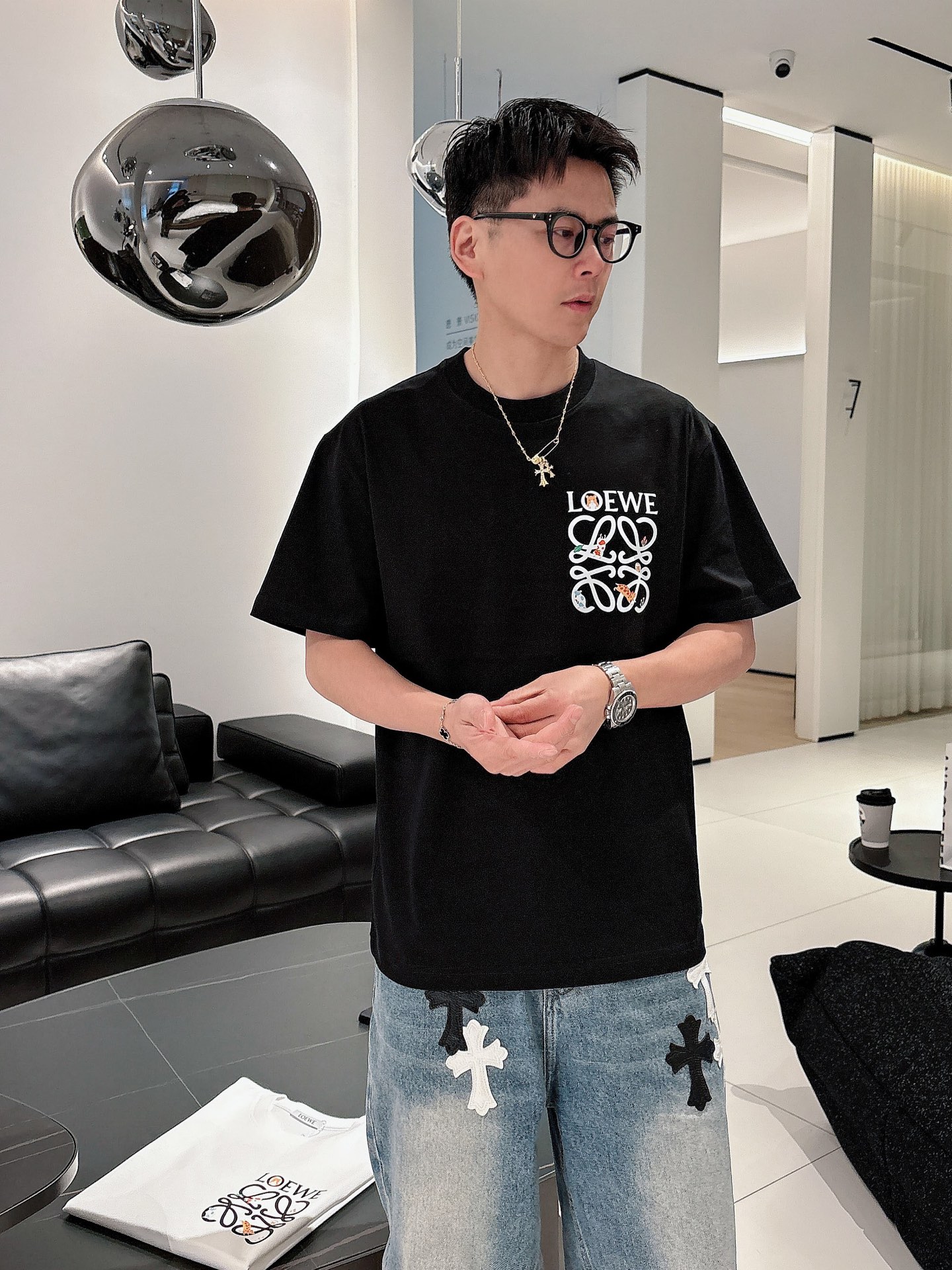 NO:120195,Luo Yijia 25ss spring and summer new short-sleeved T-shirt comes to logo golo!  Simple and fashionable. Loose and casual round neck, comfortable and easy to wear. It uses 260 grams of pure cotton fabric, excellent quality. This spring and summer must be arranged!  Color black and white code number XS-L, loewe, T-shirt, alexander wang19860909罗意家25ss春夏新款短袖 T 恤来咯标识golo！简约又时尚.宽松休闲的圆领,舒适好穿.采用 260 克重纯棉面料,品质超赞.这个春夏,必须安排上！ 颜色黑、白 码数XS-L,,loewe,T-shirt,alexander wang,Men's clothing
