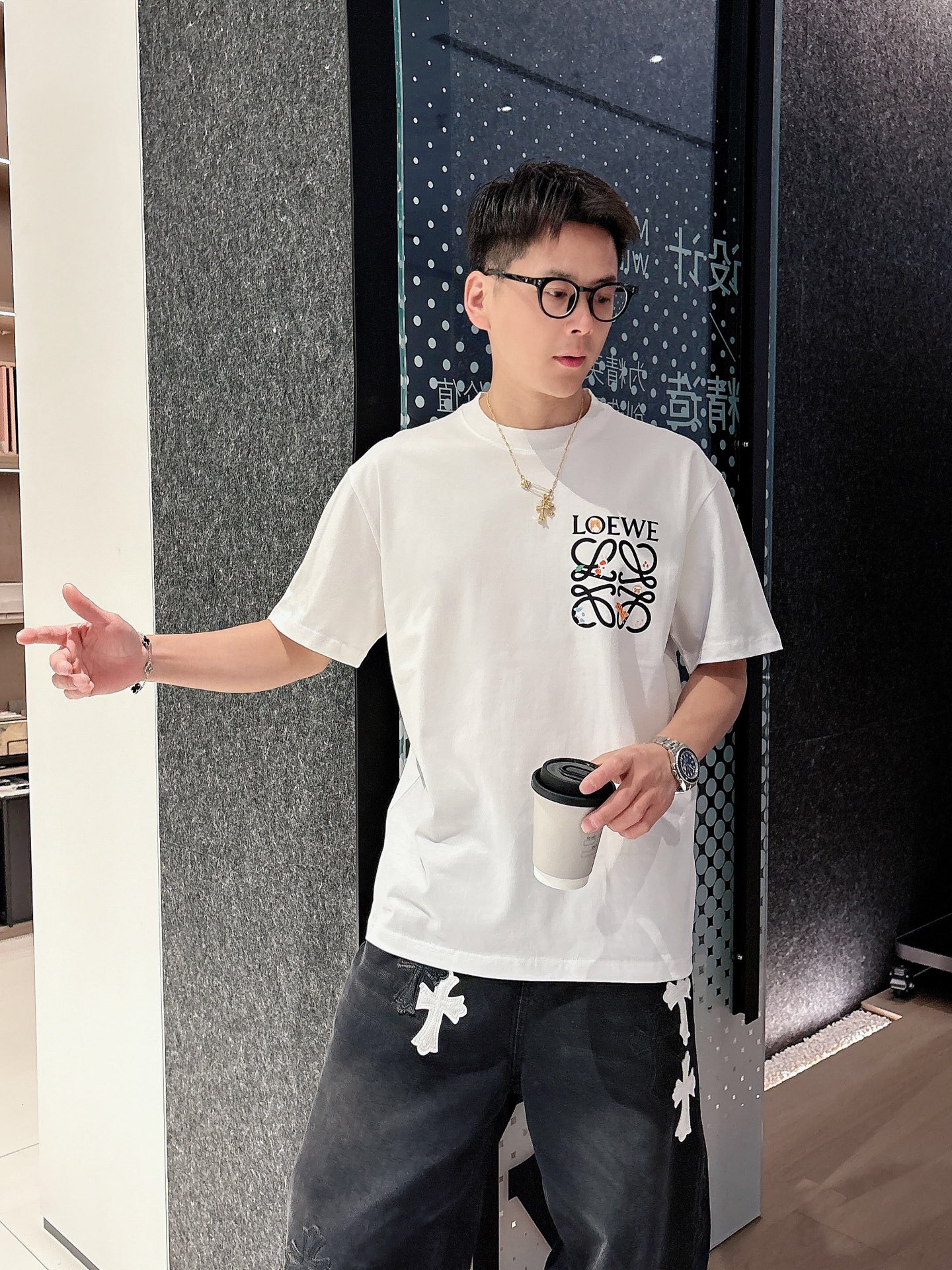 NO:133648,Luo Yijia 25ss spring and summer new short-sleeved T-shirt comes to logo golo!  Simple and fashionable. Loose and casual round neck, comfortable and easy to wear. It uses 260 grams of pure cotton fabric, excellent quality. This spring and summer must be arranged!  Color black and white code number XS-L, loewe, T-shirt, alexander wang19860909罗意家25ss春夏新款短袖 T 恤来咯标识golo！简约又时尚.宽松休闲的圆领,舒适好穿.采用 260 克重纯棉面料,品质超赞.这个春夏,必须安排上！ 颜色黑、白 码数XS-L,,loewe,T-shirt,alexander wang,Men's clothing