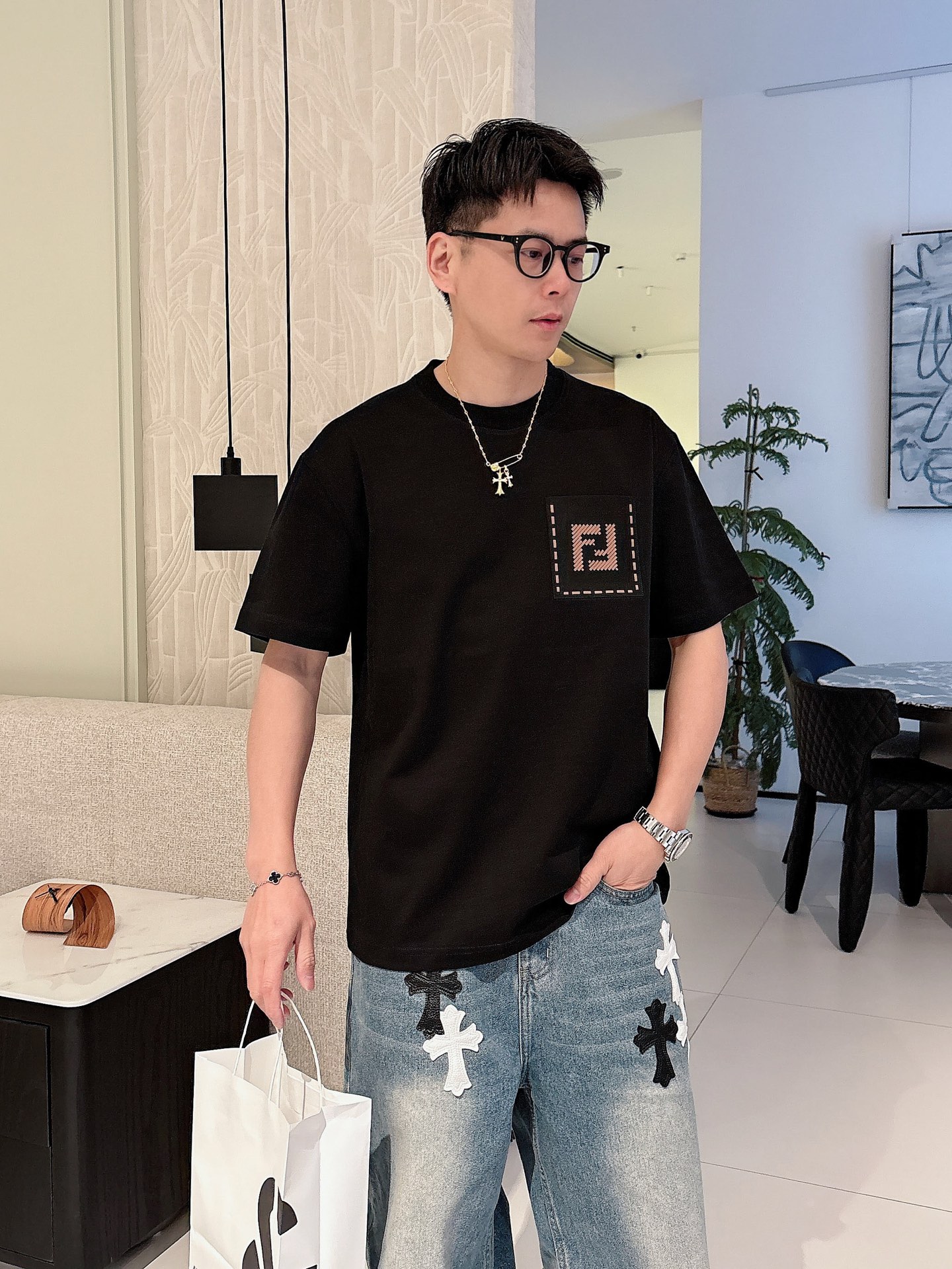 NO:120192,Fenjia 25ss Spring and Summer New Short-sleeved T-shirt Comes to identify golo!  Simple and fashionable. Loose and casual round neck, comfortable and easy to wear. It uses 260 grams of pure cotton fabric, excellent quality. This spring and summer must be arranged!  Black and white color code number XS-L, fendi, T-shirt, alexander wang19860909芬家25ss春夏新款短袖 T 恤来咯标识golo！简约又时尚.宽松休闲的圆领,舒适好穿.采用 260 克重纯棉面料,品质超赞.这个春夏,必须安排上！ 颜色黑、米白 码数XS-L,,fendi,T-shirt,alexander wang,Men's clothing