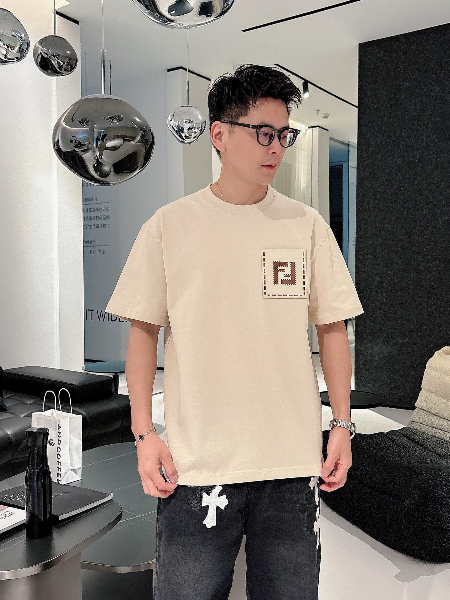 NO:133651,Fenjia 25ss Spring and Summer New Short-sleeved T-shirt Comes to identify golo!  Simple and fashionable. Loose and casual round neck, comfortable and easy to wear. It uses 260 grams of pure cotton fabric, excellent quality. This spring and summer must be arranged!  Black and white color code number XS-L, fendi, T-shirt, alexander wang19860909芬家25ss春夏新款短袖 T 恤来咯标识golo！简约又时尚.宽松休闲的圆领,舒适好穿.采用 260 克重纯棉面料,品质超赞.这个春夏,必须安排上！ 颜色黑、米白 码数XS-L,,fendi,T-shirt,alexander wang,Men's clothing