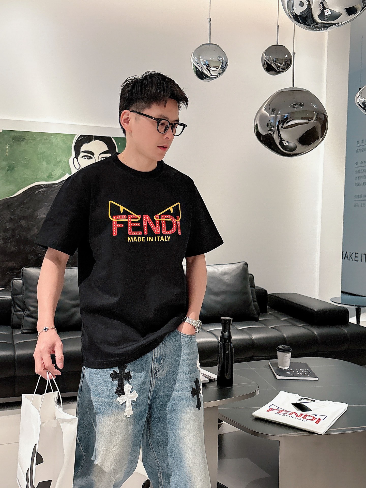 NO:120189,Fenjia 25ss Spring and Summer New Short-sleeved T-shirt Comes to identify golo!  Simple and fashionable. Loose and casual round neck, comfortable and easy to wear. It uses 260 grams of pure cotton fabric, excellent quality. This spring and summer must be arranged!  Color black and white code number XS-L, fendi, T-shirt, alexander wang19860909芬家25ss春夏新款短袖 T 恤来咯标识golo！简约又时尚.宽松休闲的圆领,舒适好穿.采用 260 克重纯棉面料,品质超赞.这个春夏,必须安排上！ 颜色黑、白 码数XS-L,,fendi,T-shirt,alexander wang,Men's clothing