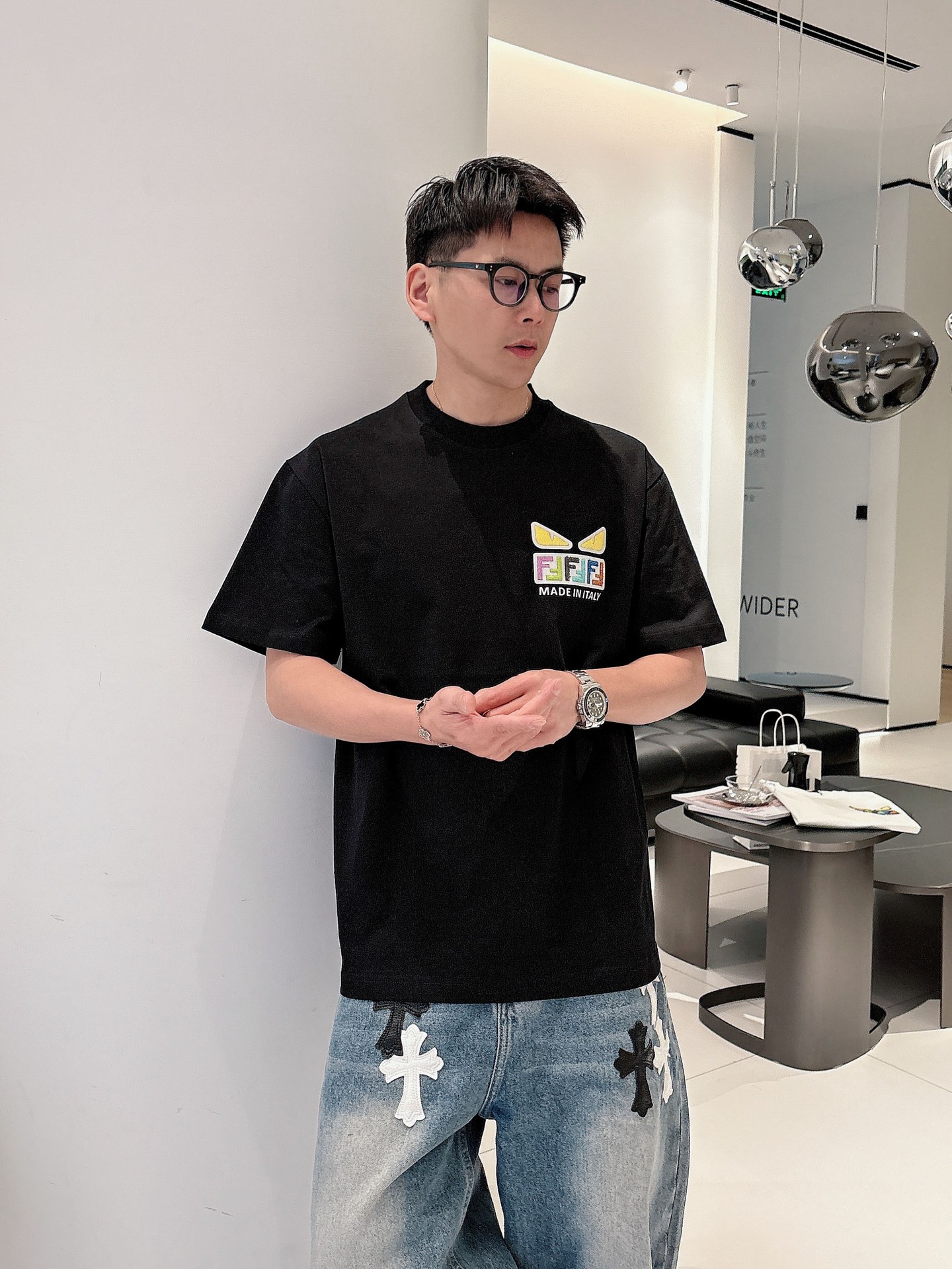 NO:489833,Fenjia 25ss Spring and Summer New Short-sleeved T-shirt Comes to identify golo!  Simple and fashionable. Loose and casual round neck, comfortable and easy to wear. It uses 260 grams of pure cotton fabric, excellent quality. This spring and summer must be arranged!  Color black and white code number XS-L, fendi, T-shirt, alexander wang19860909芬家25ss春夏新款短袖 T 恤来咯标识golo！简约又时尚.宽松休闲的圆领,舒适好穿.采用 260 克重纯棉面料,品质超赞.这个春夏,必须安排上！ 颜色黑、白 码数XS-L,,fendi,T-shirt,alexander wang,Men's clothing