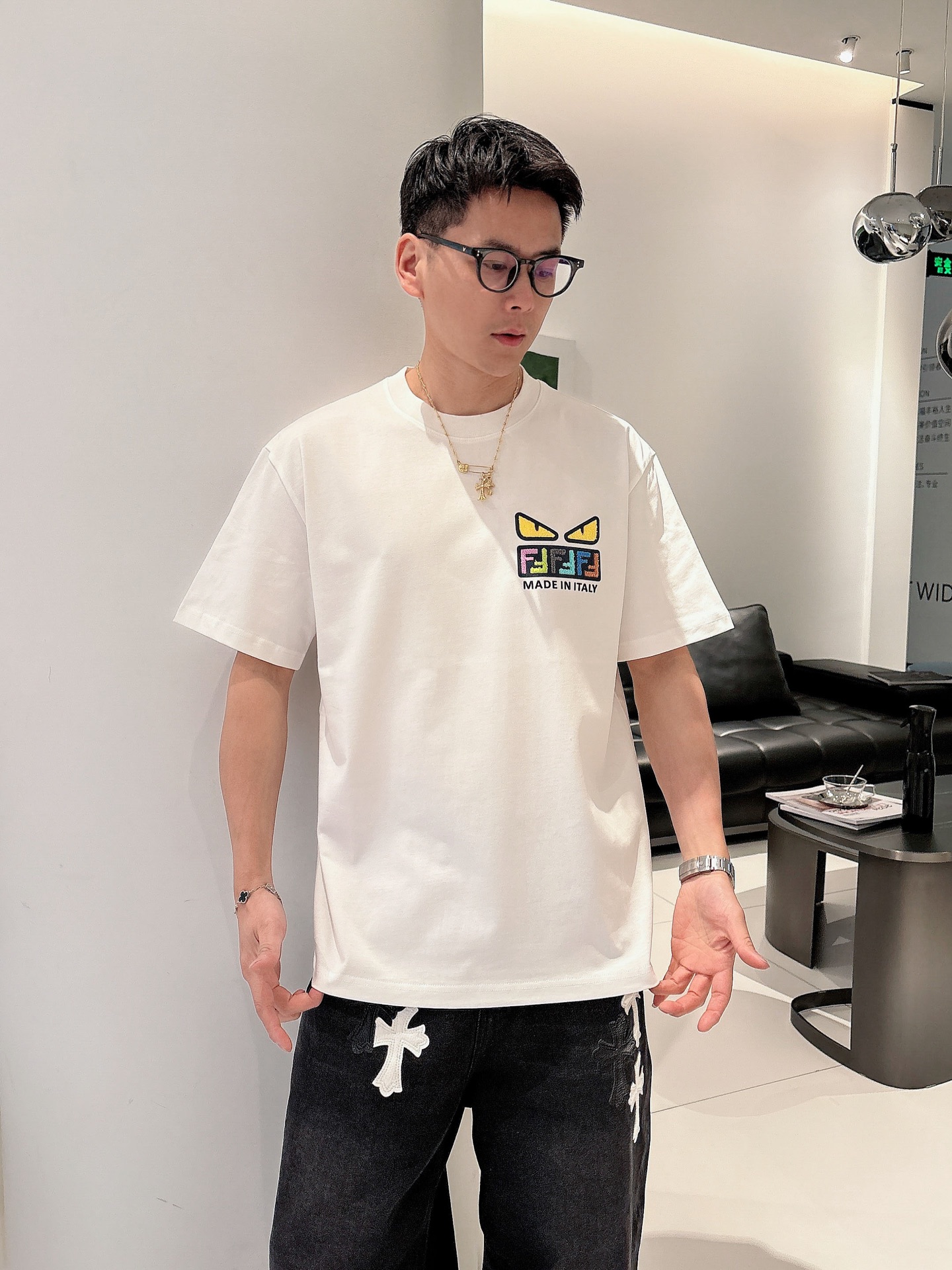 NO:133654,Fenjia 25ss Spring and Summer New Short-sleeved T-shirt Comes to identify golo!  Simple and fashionable. Loose and casual round neck, comfortable and easy to wear. It uses 260 grams of pure cotton fabric, excellent quality. This spring and summer must be arranged!  Color black and white code number XS-L, fendi, T-shirt, alexander wang19860909芬家25ss春夏新款短袖 T 恤来咯标识golo！简约又时尚.宽松休闲的圆领,舒适好穿.采用 260 克重纯棉面料,品质超赞.这个春夏,必须安排上！ 颜色黑、白 码数XS-L,,fendi,T-shirt,alexander wang,Men's clothing