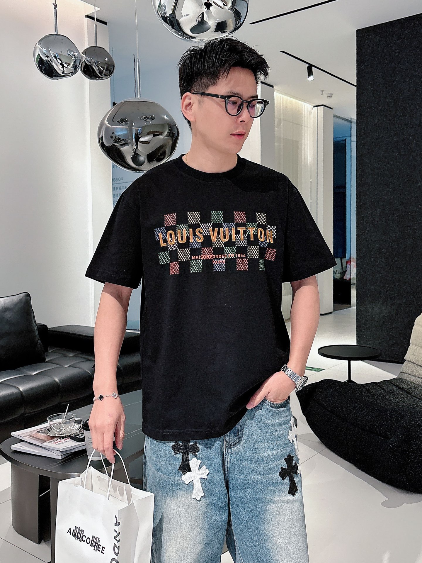 NO:133657,Donkey 25ss Spring and Summer New Short-sleeved T-shirt Comes to identify golo!  Simple and fashionable. Loose and casual round neck, comfortable and easy to wear. It uses 260 grams of pure cotton fabric, excellent quality. This spring and summer must be arranged!  Black and white color code number XS-L, louis vuitton,louis vuitton,t-shirt,alexander wang19860909驴家25ss春夏新款短袖 T 恤来咯标识golo！简约又时尚.宽松休闲的圆领,舒适好穿.采用 260 克重纯棉面料,品质超赞.这个春夏,必须安排上！ 颜色黑、米白 码数XS-L,,louis vuitton,louis vuitton,T-shirt,alexander wang,Men's clothing