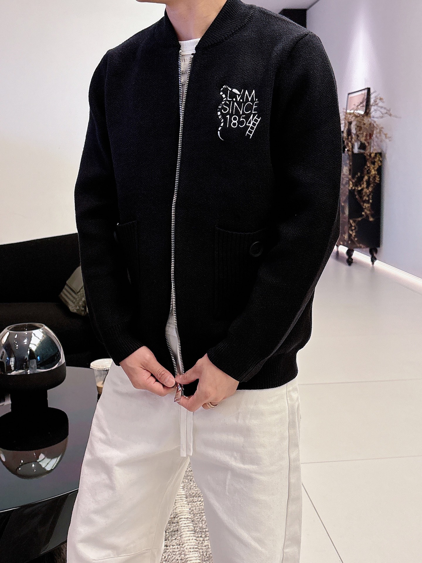 NO:685862,Donkey brand's new wool knitted jacket is made of black wool blended knitted fabric with exquisite 3D embroidery, simple and recognizable! The zipper opening and closing is very convenient, and the ribbed collar and cuffs are designed to make it comfortable and warm to wear. 'LVM SINCE1854' is written on the chest, full of brand history, and can be easily worn for daily leisure or light business. It goes well with jeans and casual pants! Size M-3XL (L is recommended for 175/140 pounds), Louis  vuitton,louis vuitton,jeans,jackets & coats,19860909驴牌新款羊毛针织夹克黑色羊毛混纺针织面料搭配精致3D刺绣简约又有辨识度!拉链开合超方便,罗纹领口和袖口设计,穿着舒适又保暖.胸前'LVM SINCE1854'字样,满满品牌历史感,日常休闲或轻商务都能轻松驾驭,搭配牛仔裤,休闲裤都很 OK!码数M-3XL（175/140斤建议L）,,louis vuitton,louis vuitton,jeans,jackets & coats,,Men's clothing