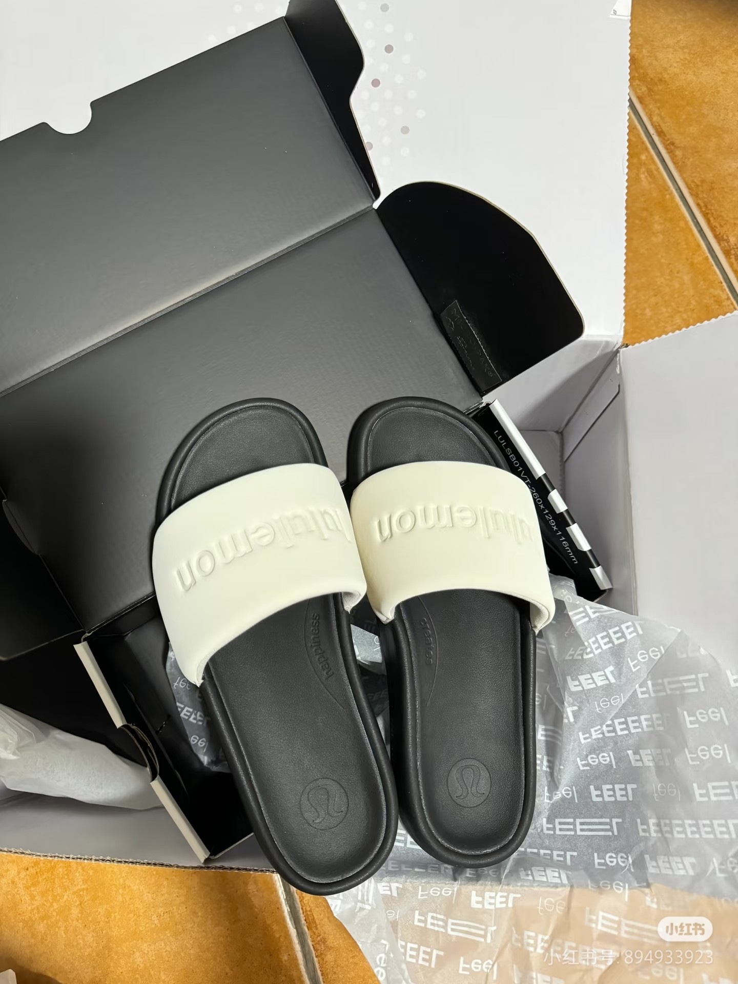 Lululemon新款拖鞋，爱惨了 🌟优点 相比纯色，黑白配色百搭又不单调，搭配裤子和裙子都很顺眼，然后穿上以后感觉脚底的每个部位都很贴合，看着硬但穿着软，相比旧款鞋面，新款加了他家的大logo ，时尚了许多。 🌟缺点 白高级的松弛感！
