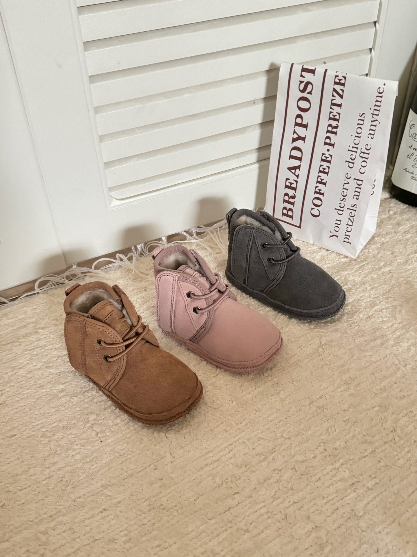 Soft and Comfortable Baby Shoes with Fur Skin for Learning to Walk - 图片 1