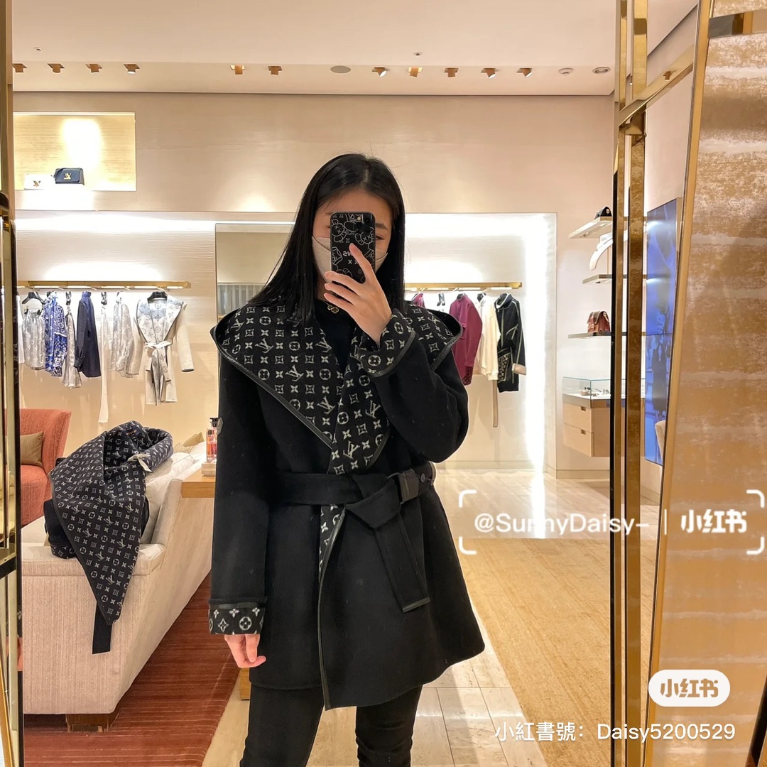 NO:493208,Model number G25090858 LOUIS* Lujia LV new model exclusively customized non-market thin fabrics, selected thick fabrics, and the upper body is crisp and stylish!  A classic presbyterian logo print with a belt waist slimming and a large lapel hooded jacket with a short woolen coat!  Black, (M size shoulder width 50, bust 110, sleeve length 52, clothing length 76) hair, louis vuitton, louis vuitton, louis vuitton, louis vuitton, jackets & coats,hats,alexander wang19860909款号G25090858 LOUIS*驴家LV新款独家定制非市面上薄面料、精选厚面料版型上身挺括有型！万年经典款老花logo印花搭配腰带收腰显瘦大翻领连帽外套短款毛呢大衣！黑色,（M码肩宽50,胸围110,袖长52,衣长76）发,,louis vuitton,louis vuitton,louis vuitton,louis vuitton,jackets & coats,hats,alexander wang,Women's clothing