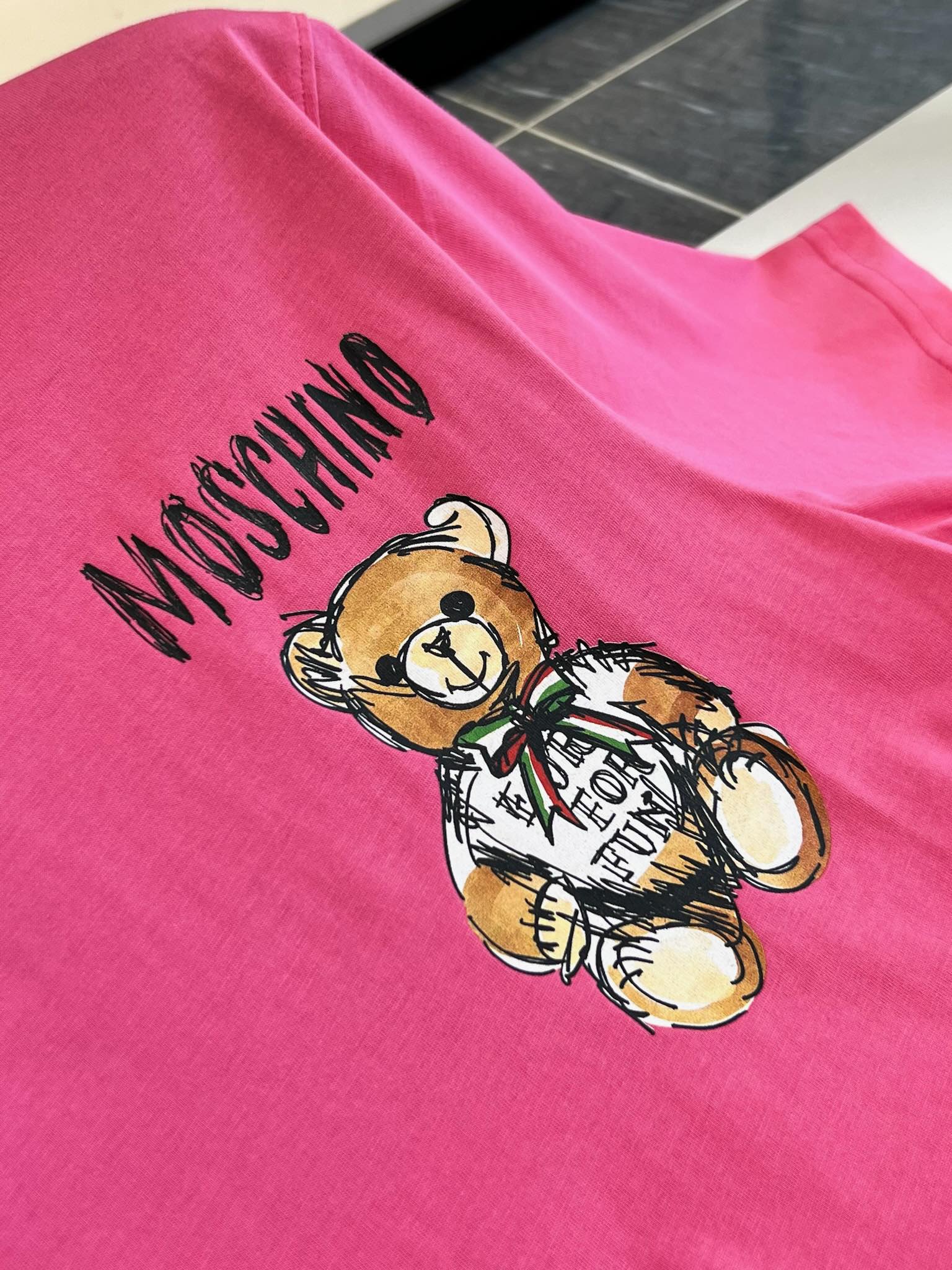 每年春夏少不了的Mos小熊印花T恤！24早春新款G网在售2700！经典却又一直在创新的泰迪小熊总能带给人