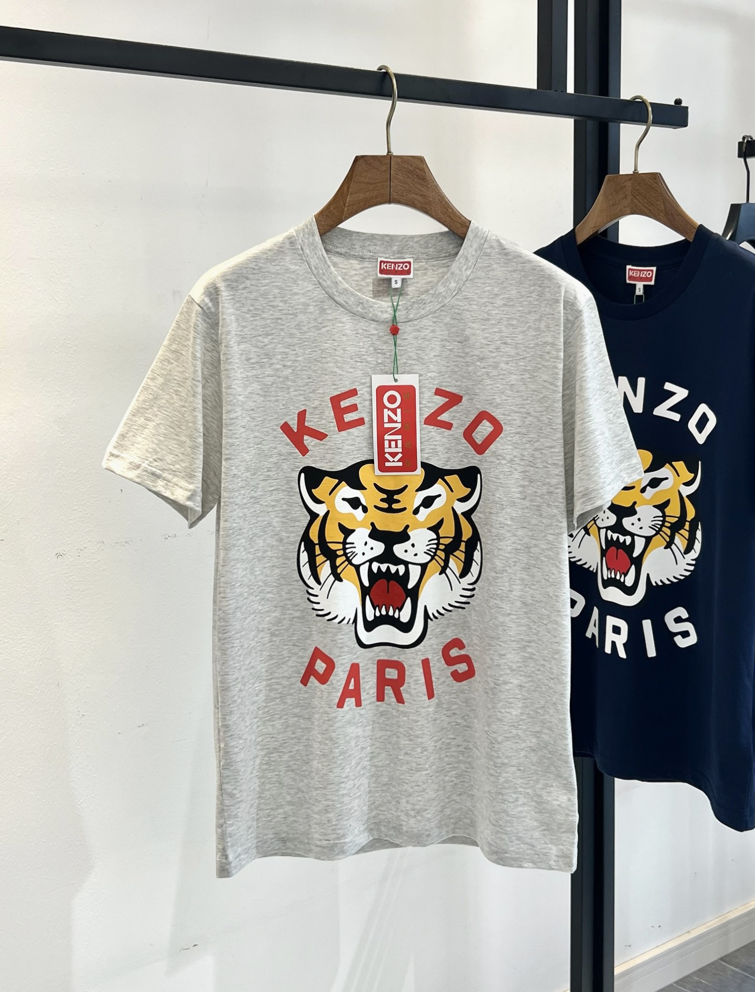 这款T恤饰有新颖且与众不同的“KenzoLucky Tiger”图案。Nigo设计的“Lucky Tiger'”与Kenzo Takada设计的〞大象”一起，成为本品牌的标志性吉祥物。这个中性款式采用了现代宽松版型。入春第一步 感受T恤的酷 ！这一波Kenzo新版虎头真是一季比一季好看 T恤除了看版型 图案更吸睛大标oversize 印花T 无性别穿搭体恤 女生直接配 leggings一件无烦恼搭配 搞个情侣装穿穿也不错！