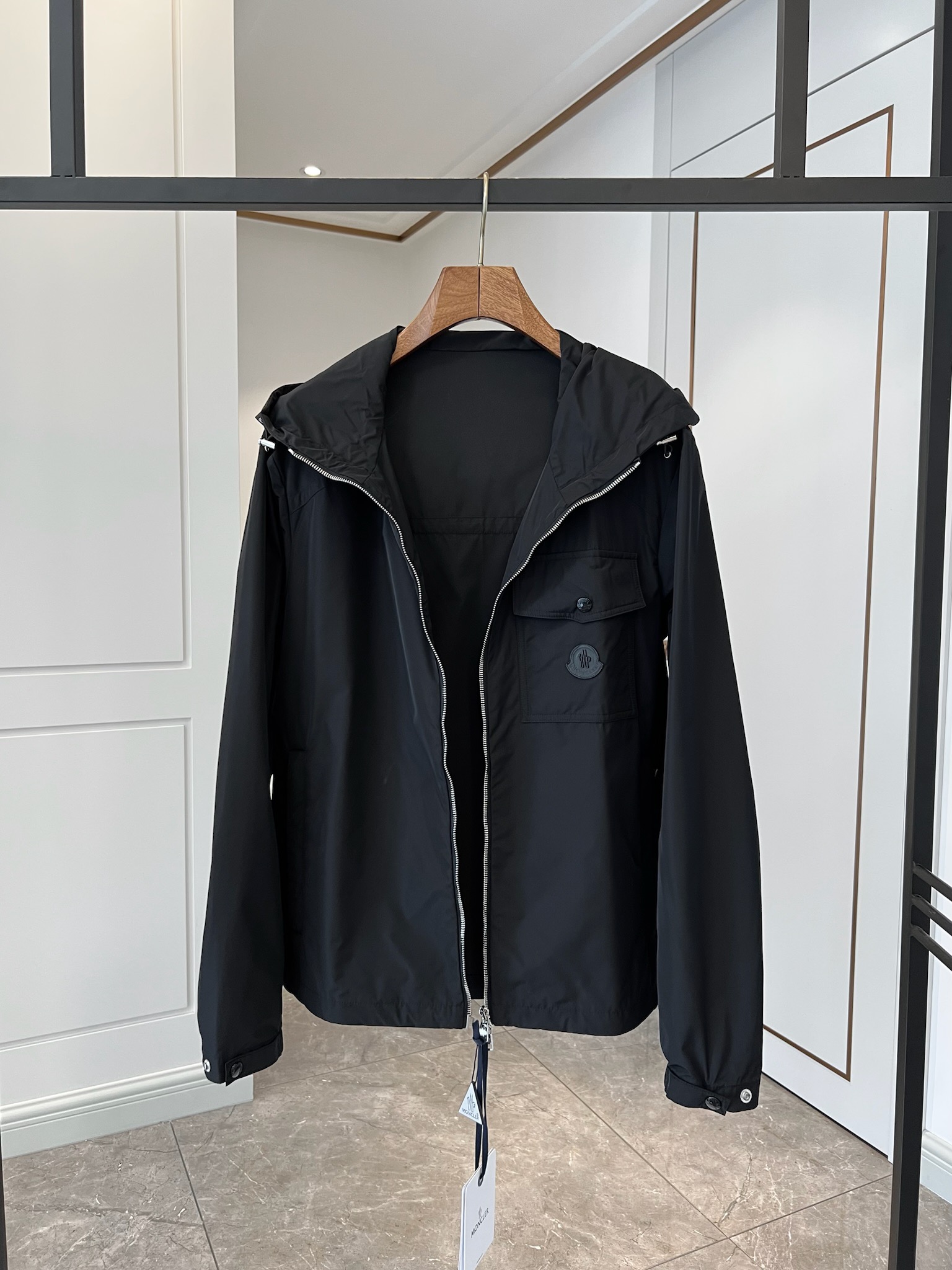 贸易公司订单 天花板级高端货 🎉 这款Fuyue连帽风衣将华贵风采与技术创新巧妙结合，专为重视实用功能与