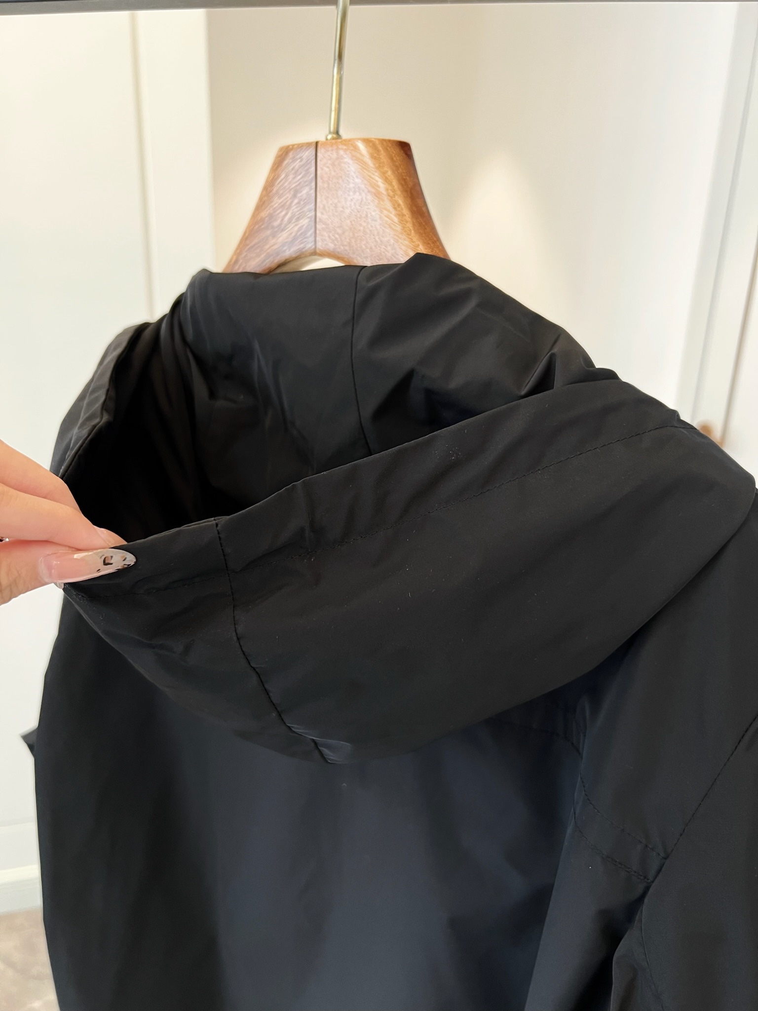 贸易公司订单 天花板级高端货 🎉 这款Fuyue连帽风衣将华贵风采与技术创新巧妙结合，专为重视实用功能与