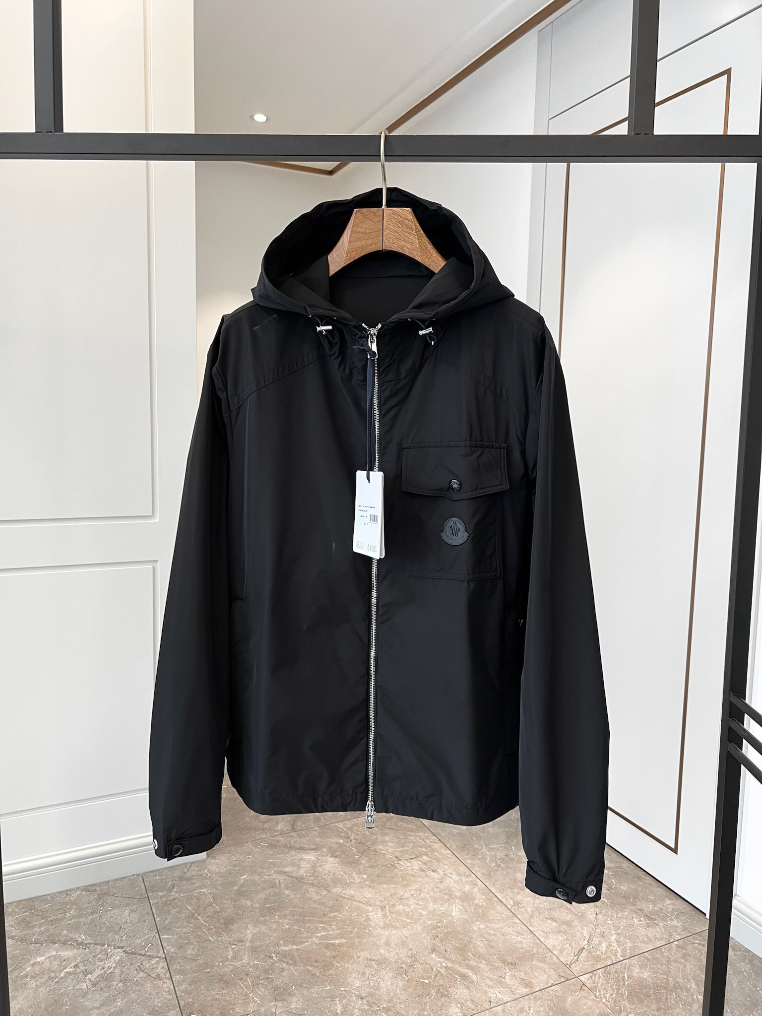 贸易公司订单 天花板级高端货 🎉 这款Fuyue连帽风衣将华贵风采与技术创新巧妙结合，专为重视实用功能与