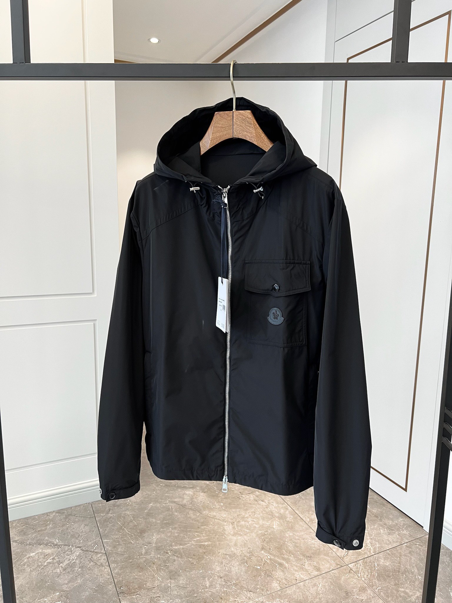 贸易公司订单 天花板级高端货 🎉 这款Fuyue连帽风衣将华贵风采与技术创新巧妙结合，专为重视实用功能与