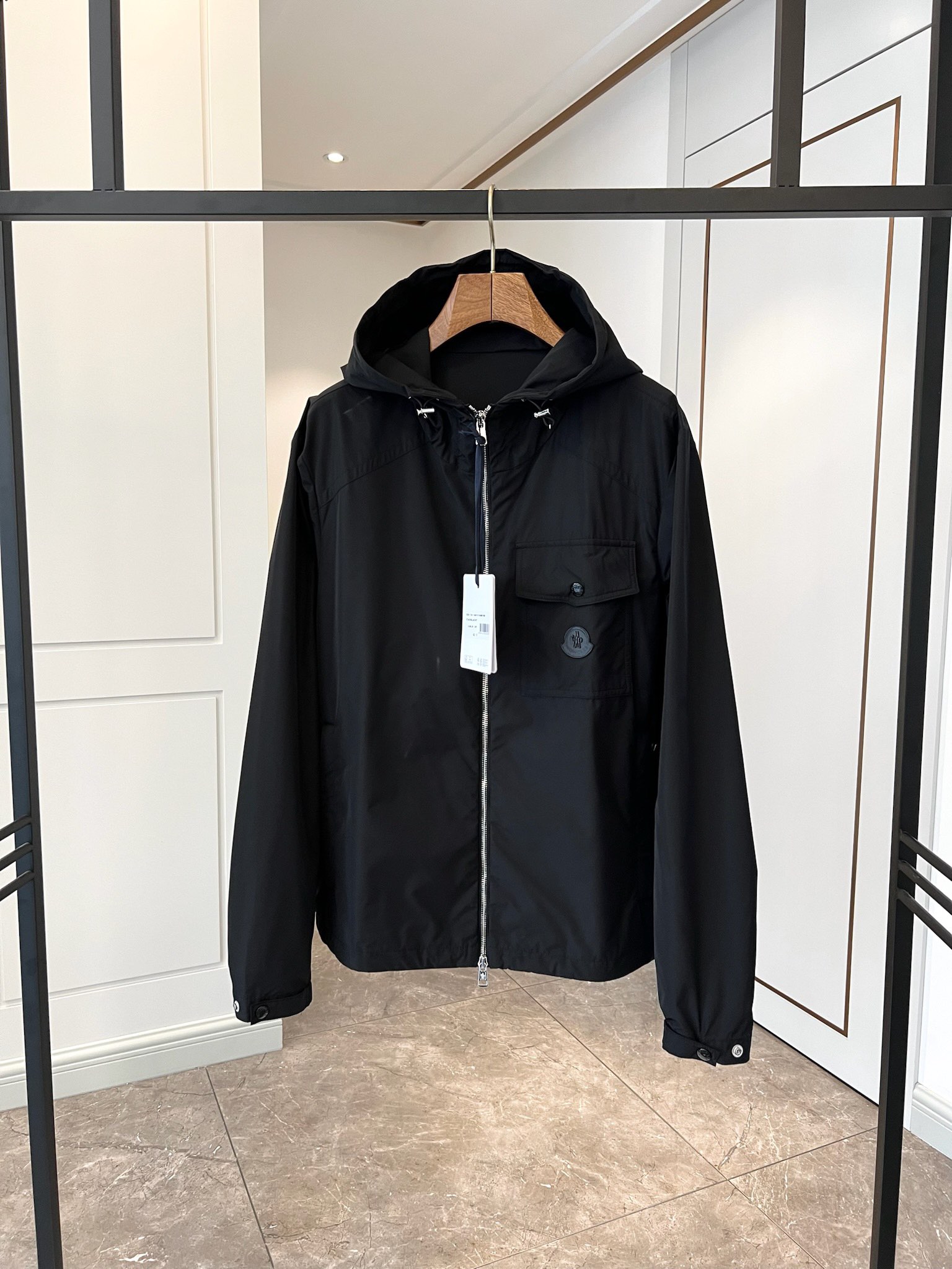 贸易公司订单 天花板级高端货 🎉 这款Fuyue连帽风衣将华贵风采与技术创新巧妙结合，专为重视实用功能与