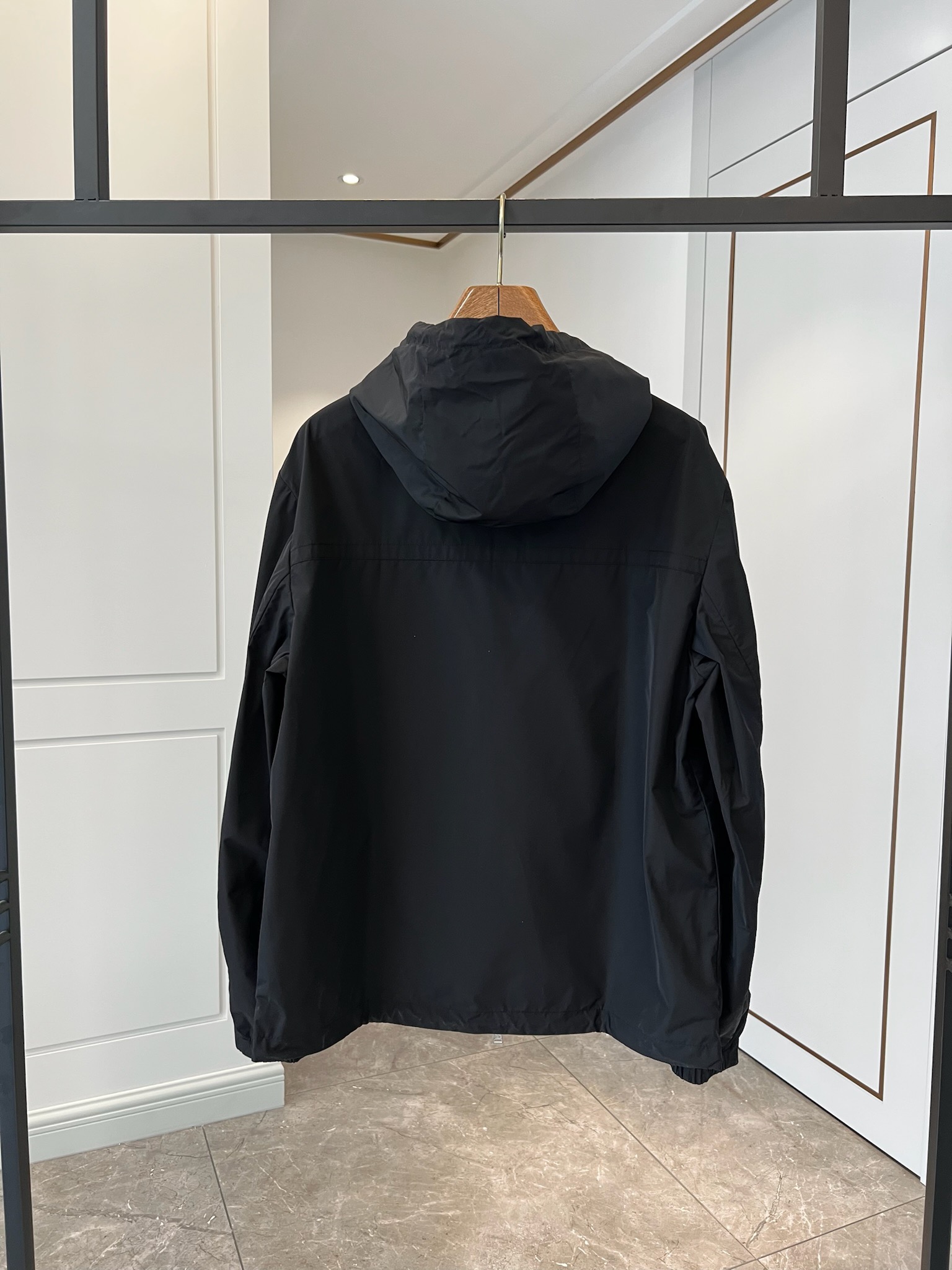 贸易公司订单 天花板级高端货 🎉 这款Fuyue连帽风衣将华贵风采与技术创新巧妙结合，专为重视实用功能与