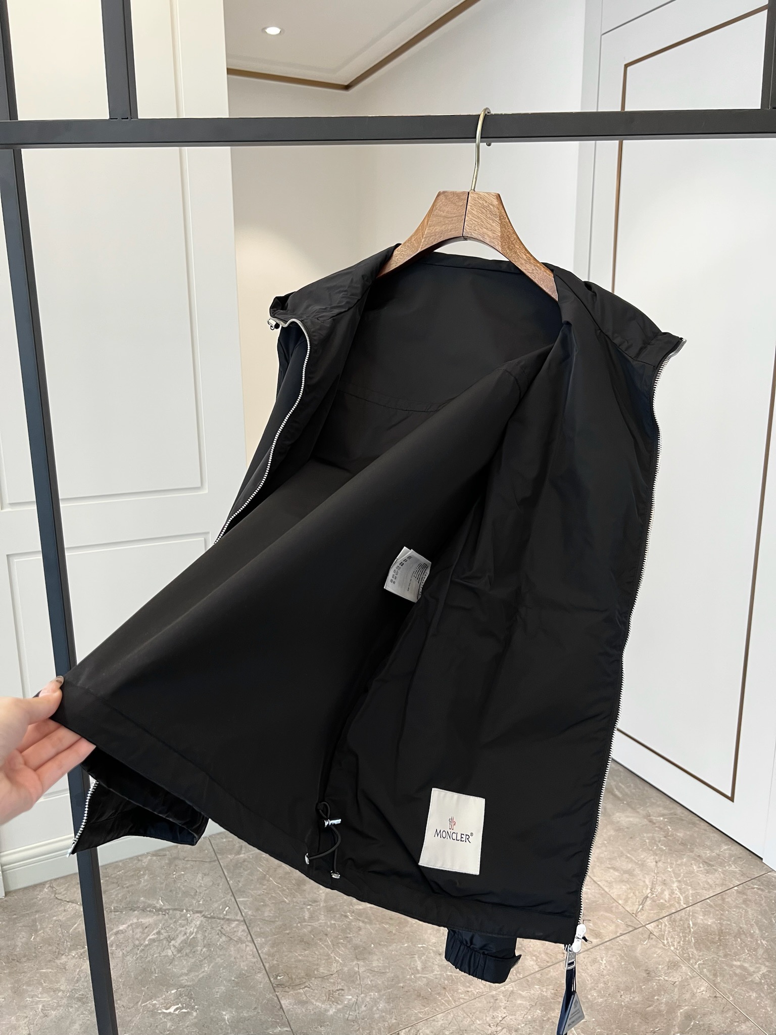 贸易公司订单 天花板级高端货 🎉 这款Fuyue连帽风衣将华贵风采与技术创新巧妙结合，专为重视实用功能与