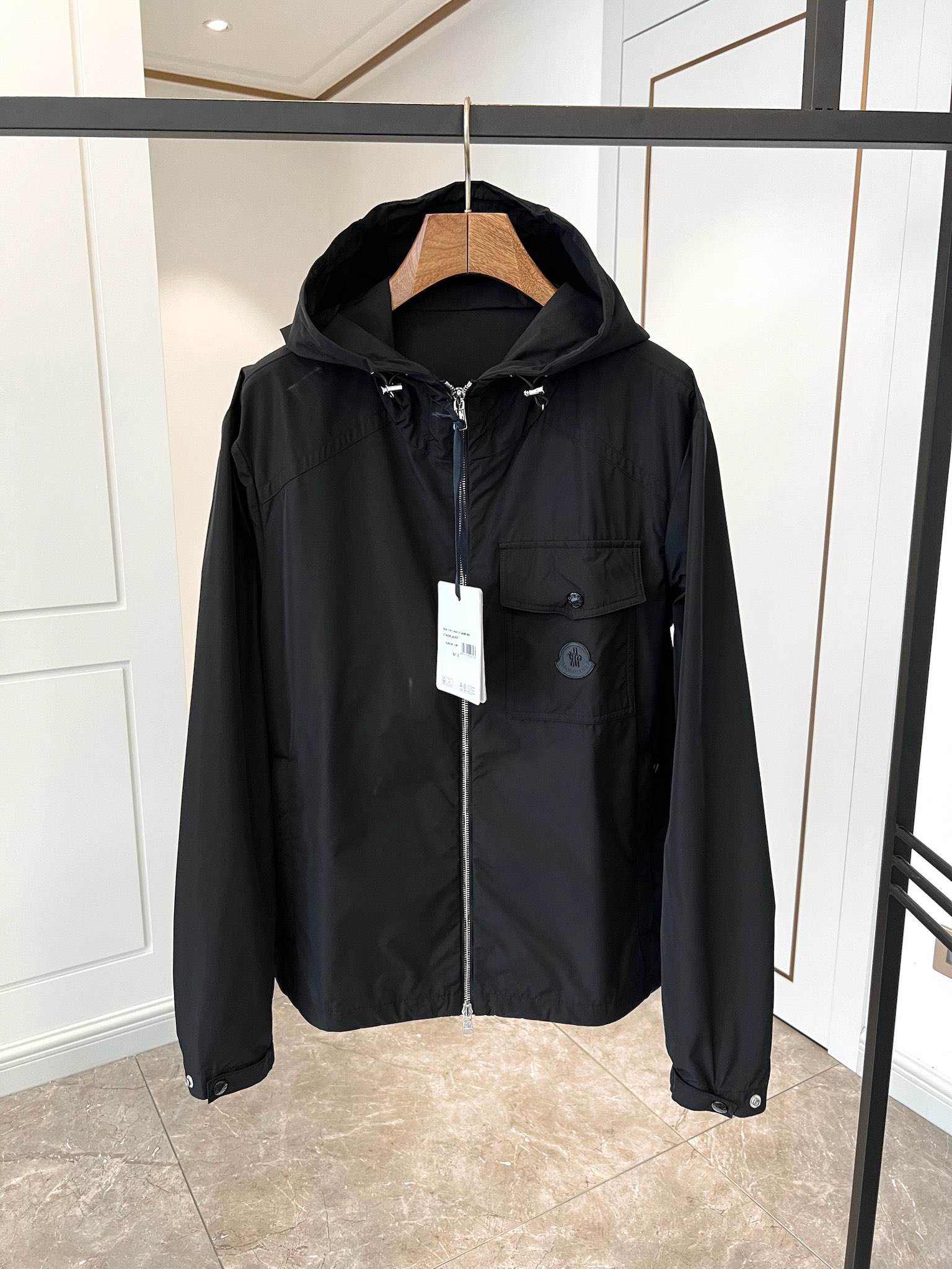 贸易公司订单 天花板级高端货 🎉 这款Fuyue连帽风衣将华贵风采与技术创新巧妙结合，专为重视实用功能与