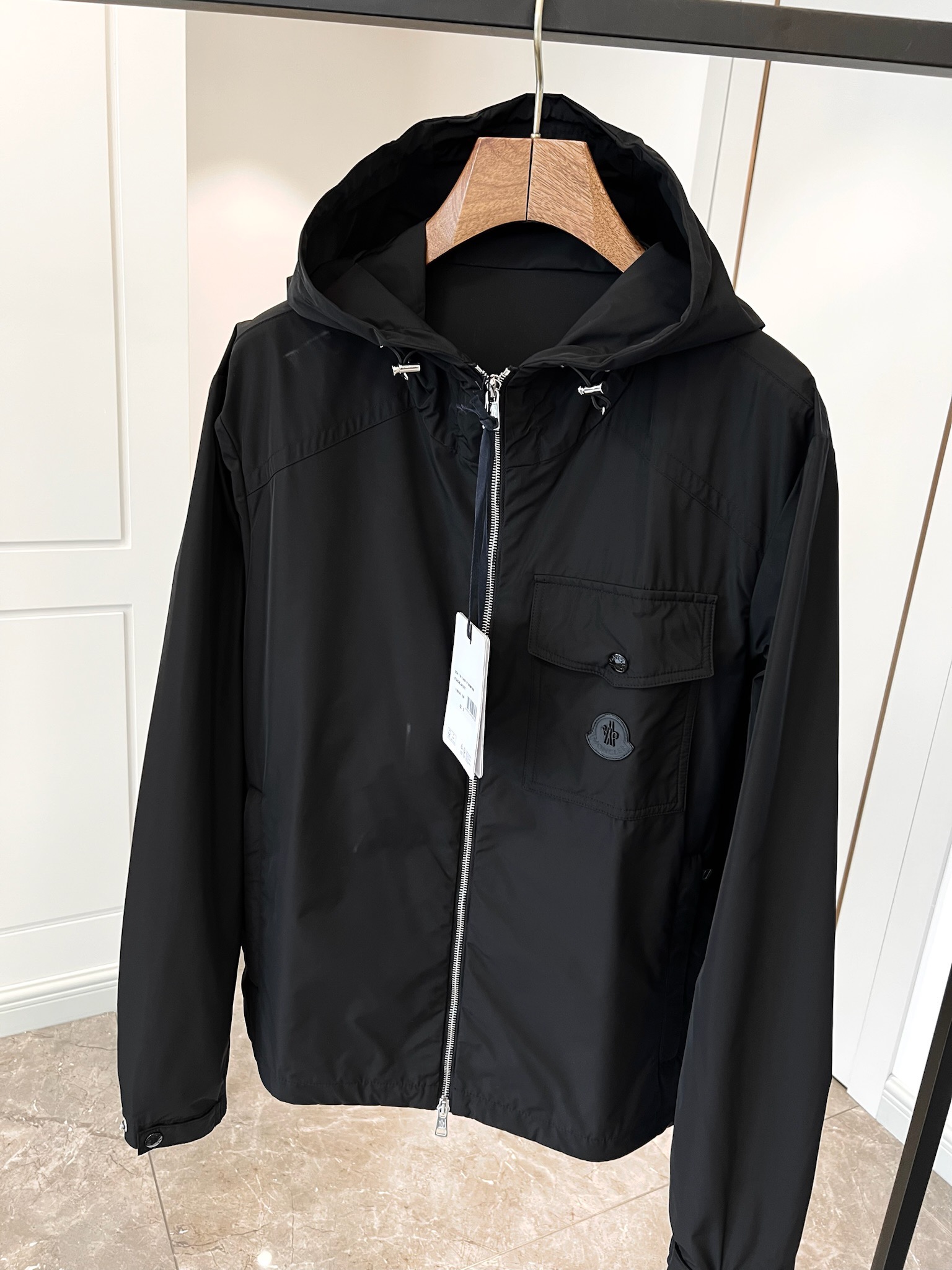 贸易公司订单 天花板级高端货 🎉 这款Fuyue连帽风衣将华贵风采与技术创新巧妙结合，专为重视实用功能与